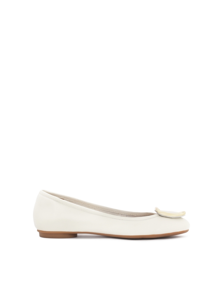 White leather ballerinas decorated with a metal brooch