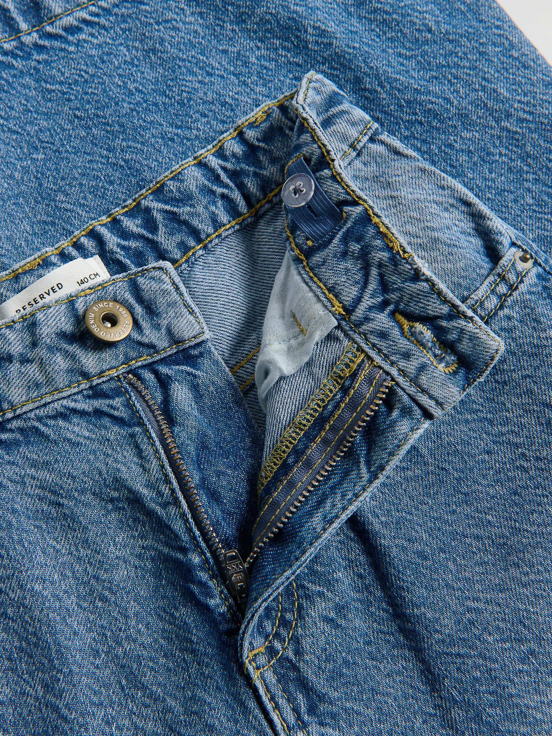 Jeansy wide leg z opraniem