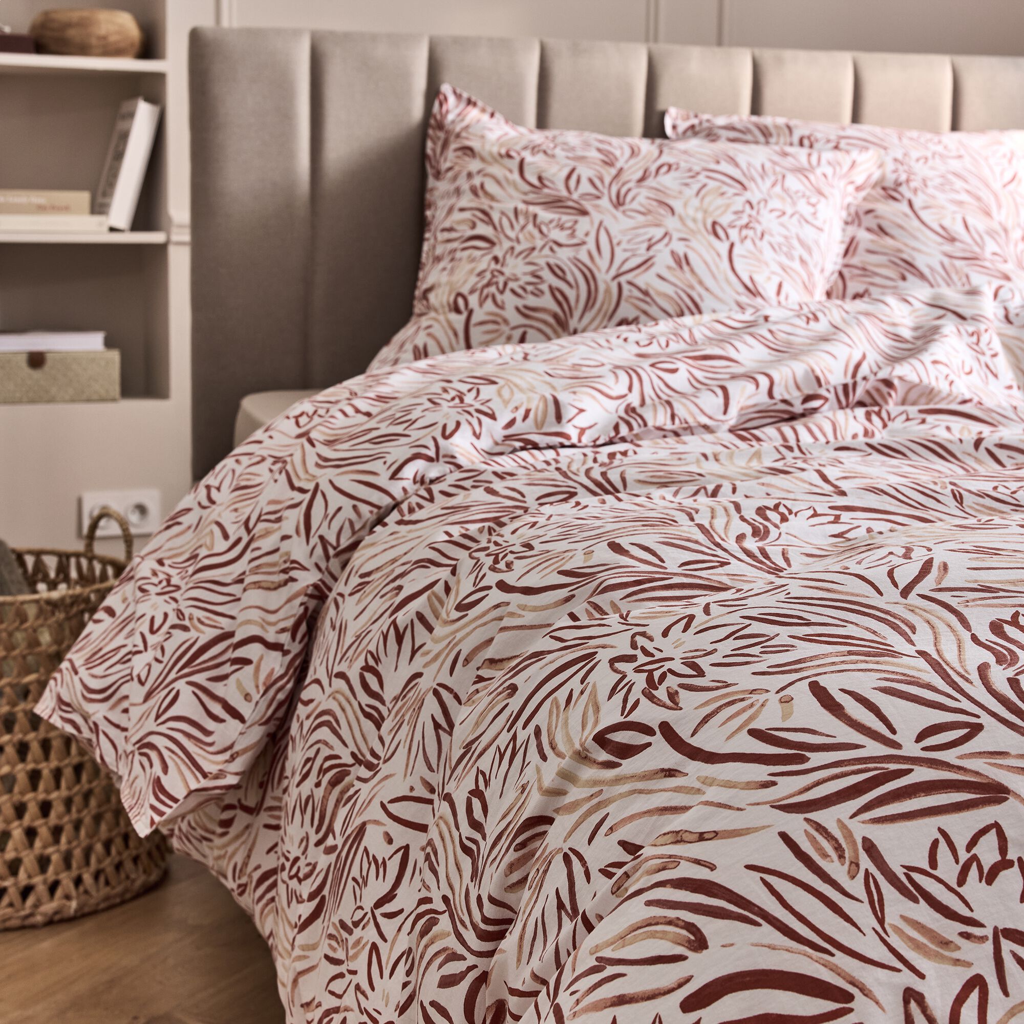 PAVEL - Housse de couette 240x220cm et 2 taies d'oreiller 63x63cm en coton lavé motif floral abstrait - marron