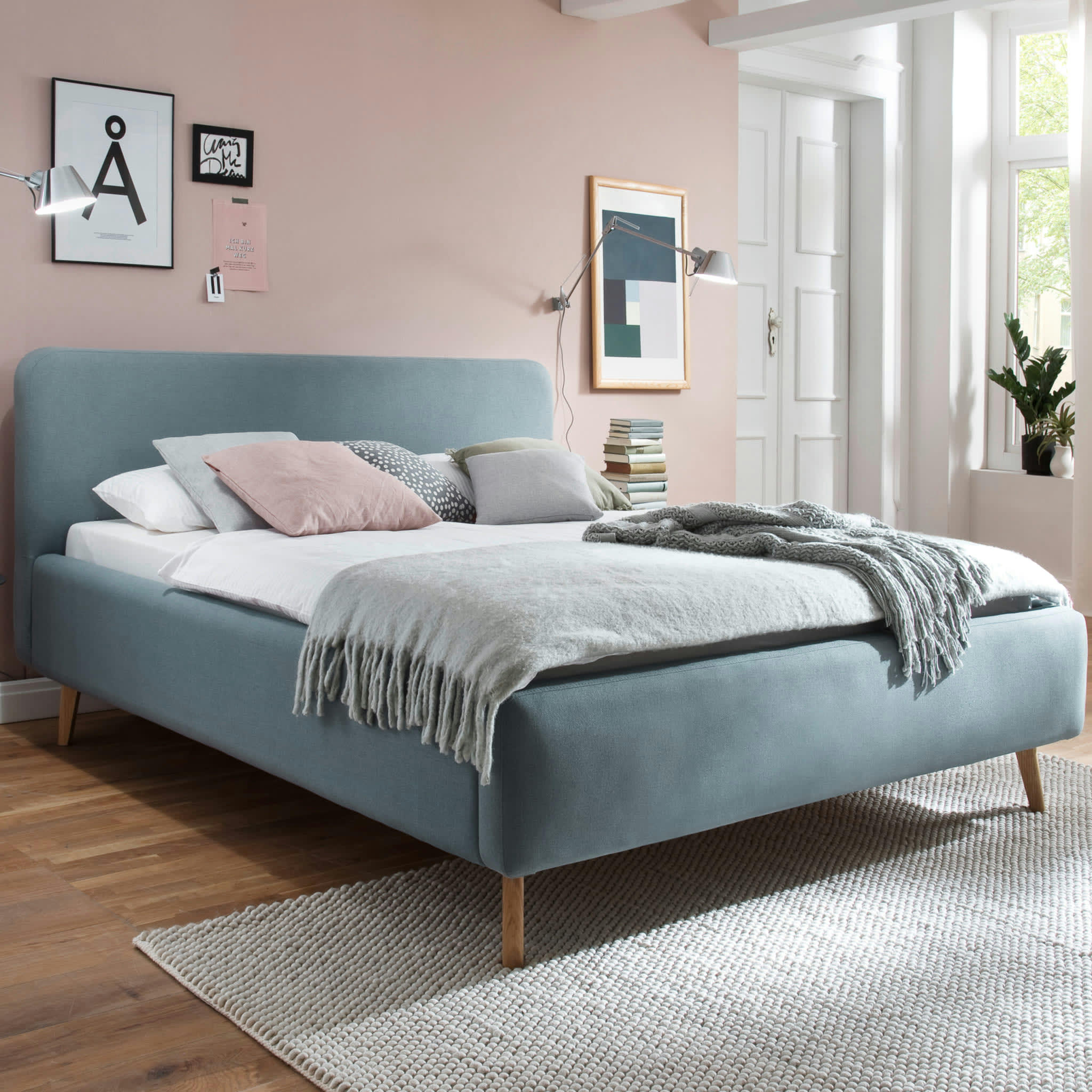 - Lit scandinave capitonné en tissu bleu clair 160x200