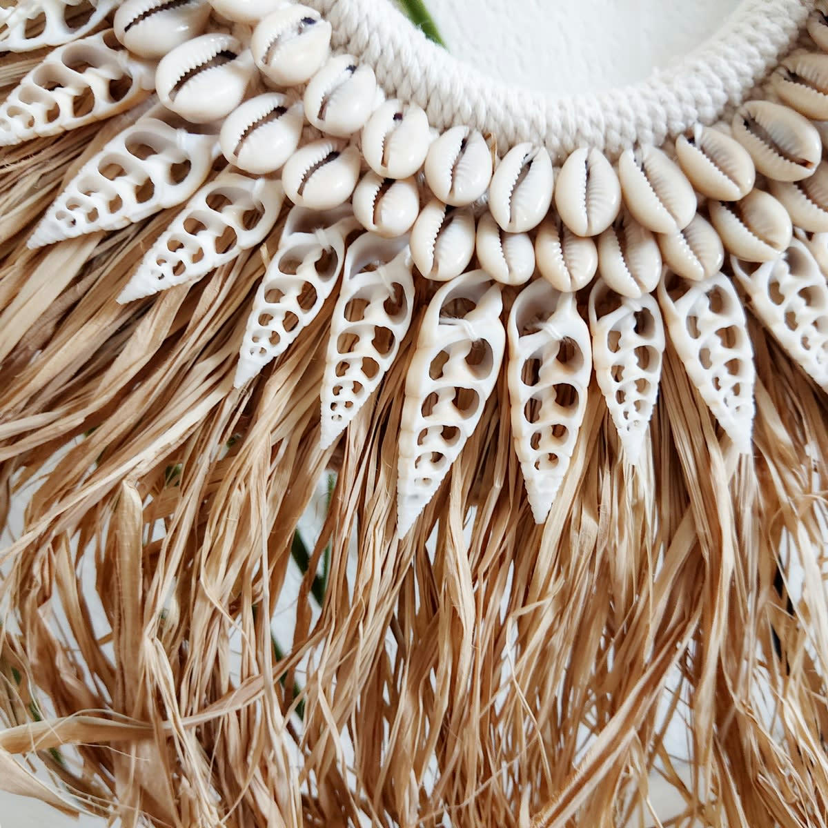 BALIRA - Collier décoratif en raphia et coquillages, beige naturel 40x40 cm