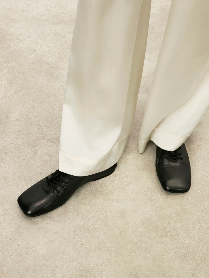 Soft leather lace-up shoes