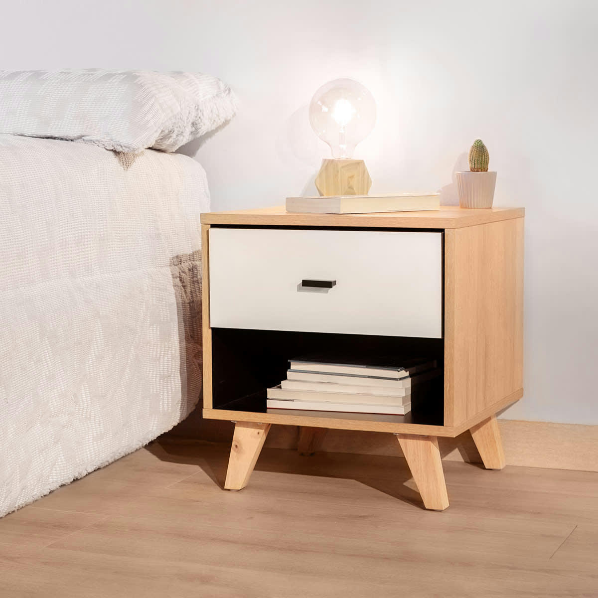 - Table de chevet de style nordique en bois de hêtre