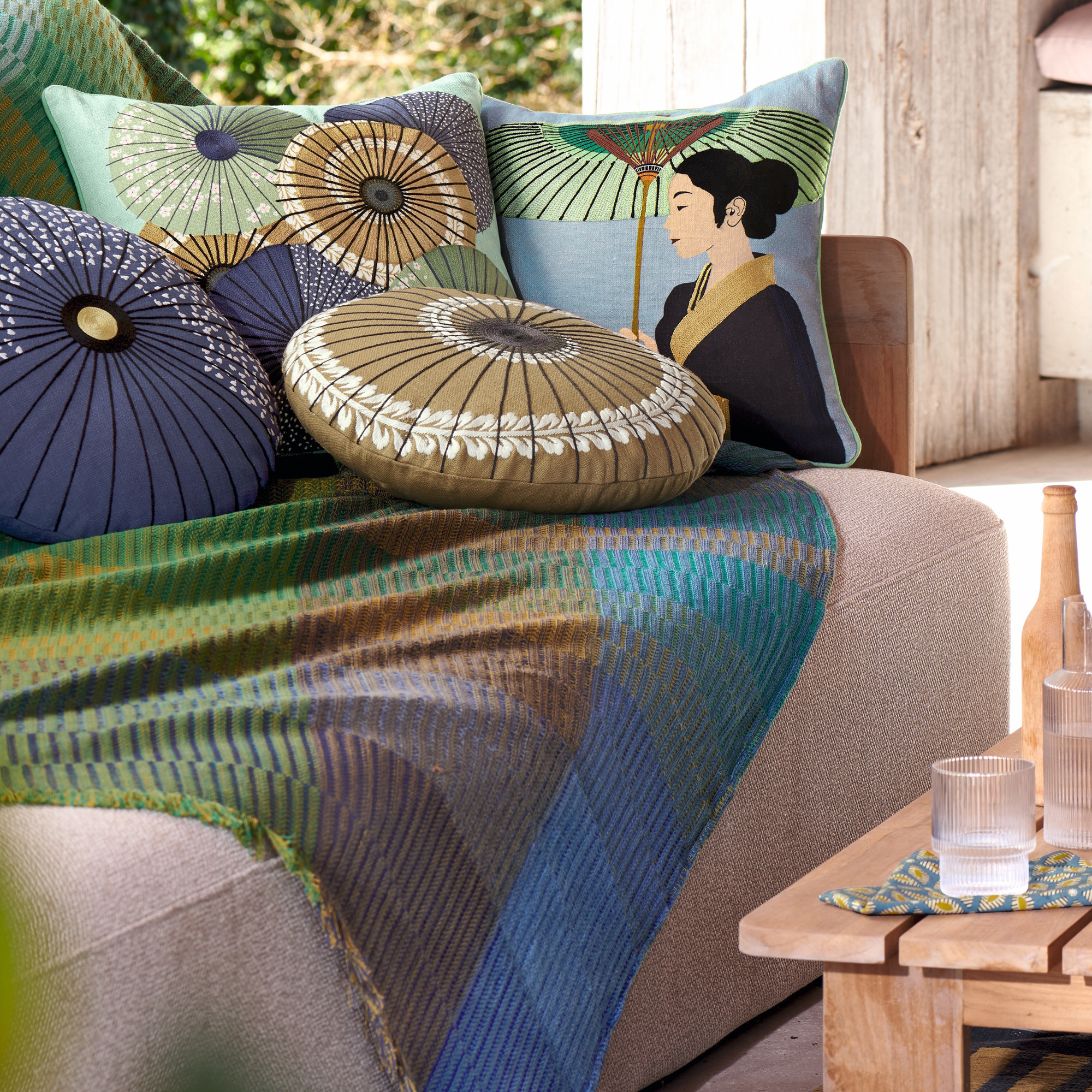 Coussin brodé motif ombrelleEn voyage