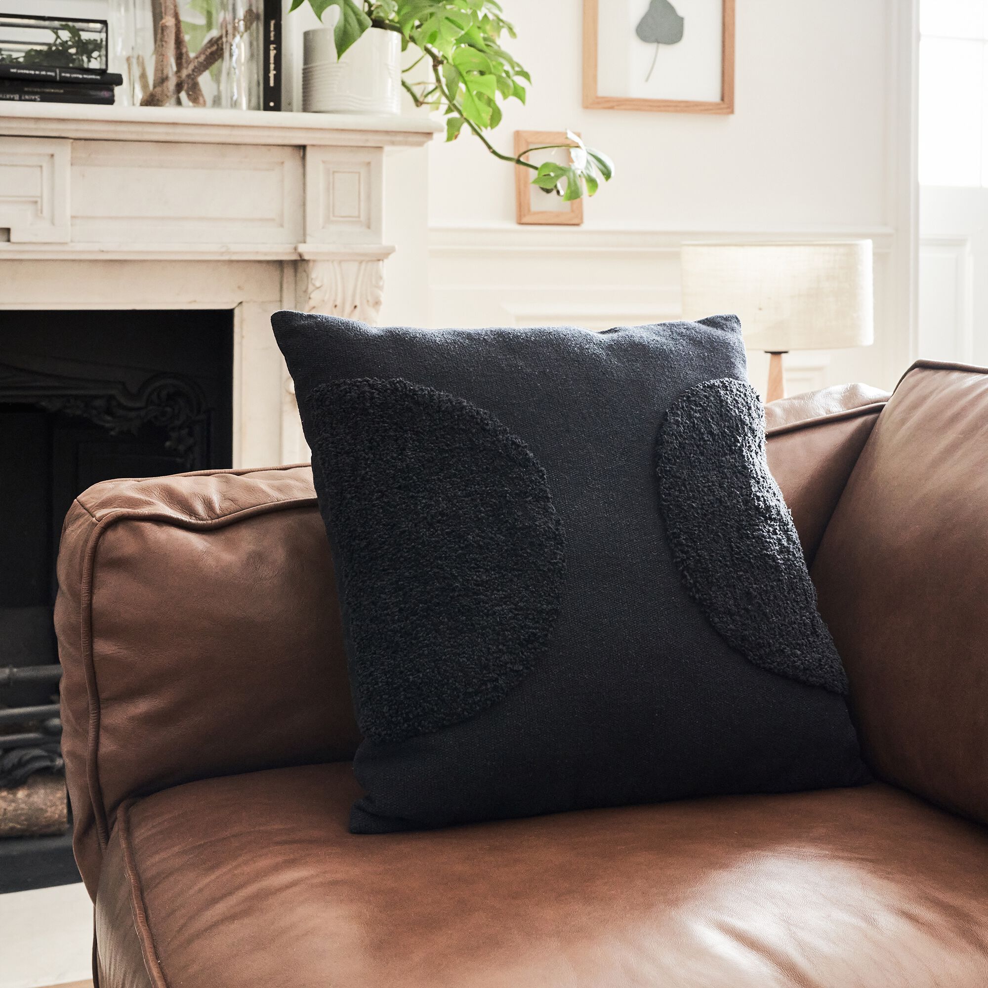 OLLIA - Coussin motifs laineux en coton 45x45cm - noir