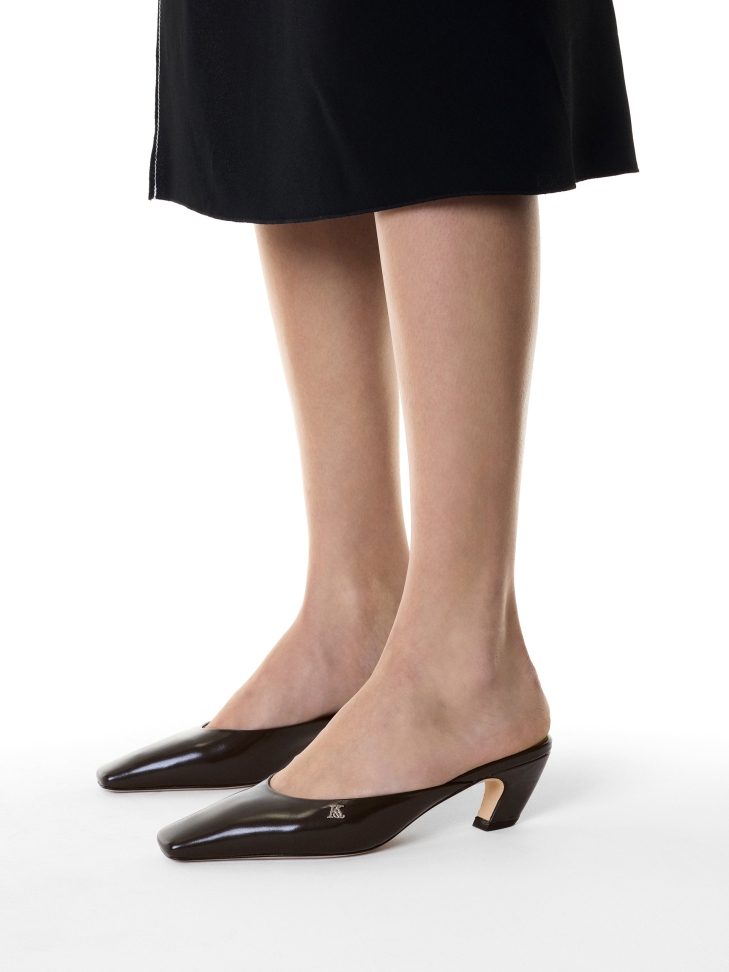 Slip-on mules with full front