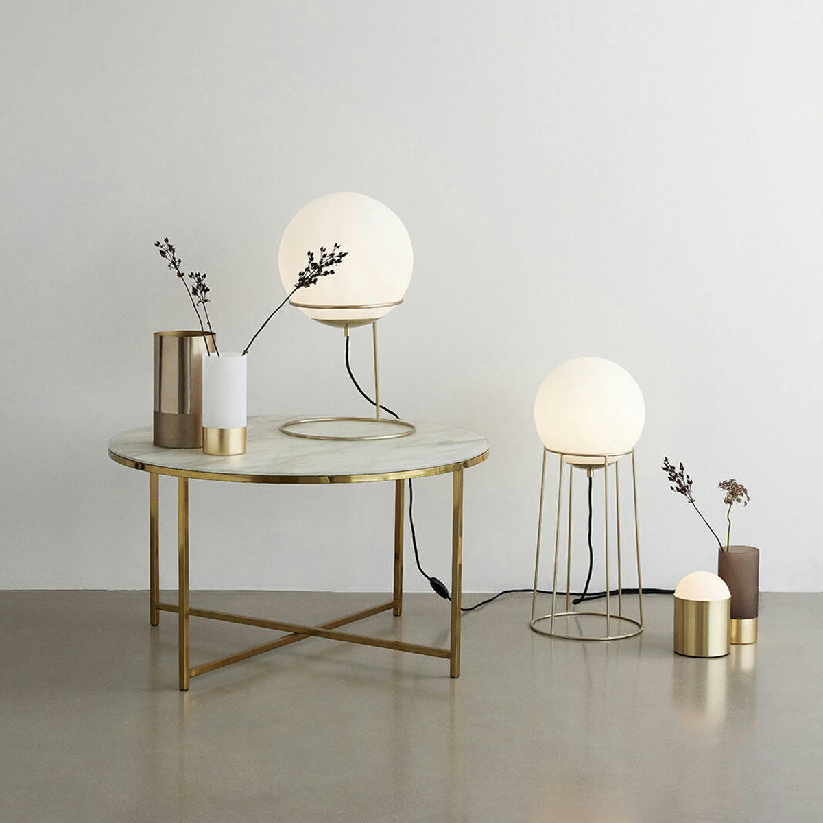 POND - Table en métal et verre blanc et laiton