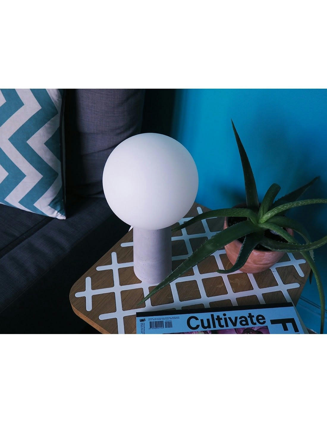 PHARE - Lampe à poser en béton avec ampoule effet porcelaine