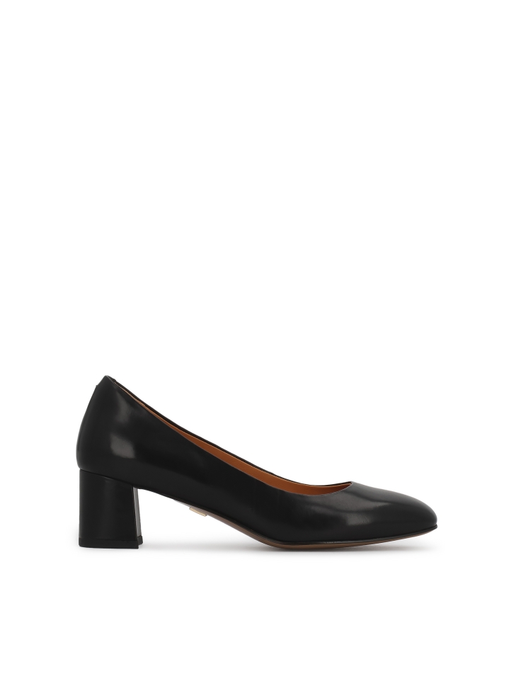 Black minimalist leather pumps