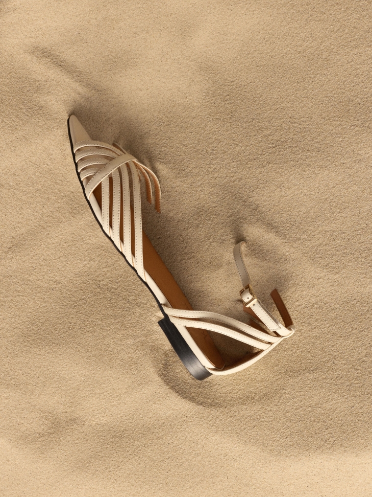 Flat leather sandals with extended noses