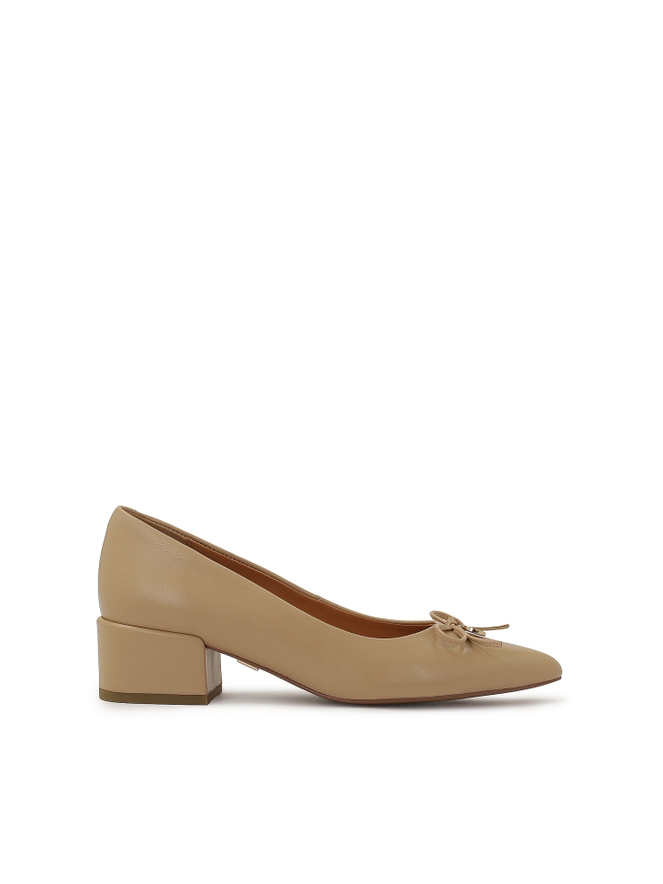 Beige low leather pumps