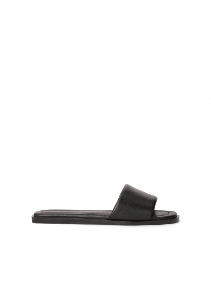 Black slides on a flat sole