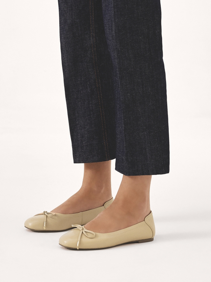 Beige ballerinas with a striking heel