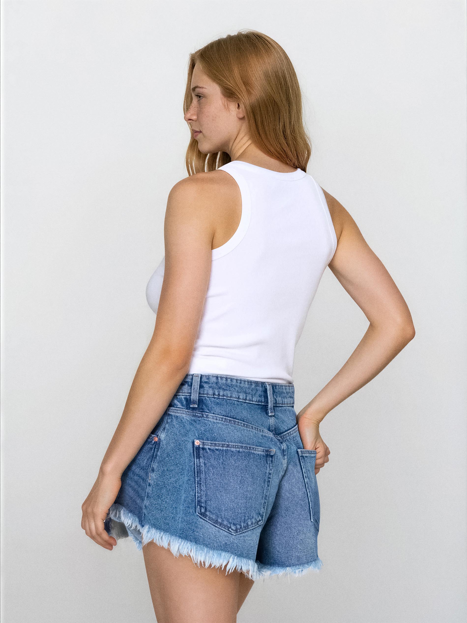 Szorty jeansowe high waist z postrzępioną nogawką