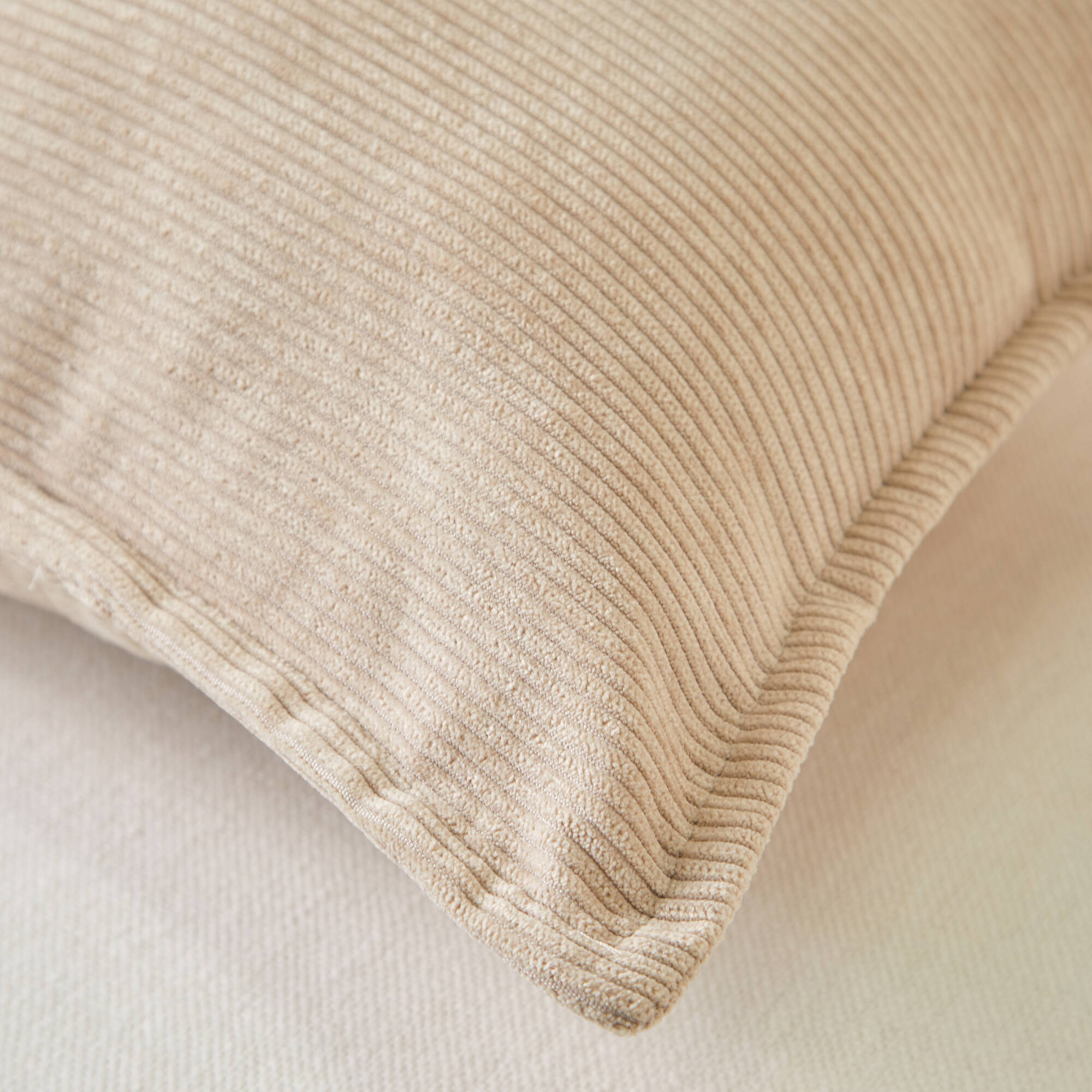 Coussin uni velours c&ocirc;telé