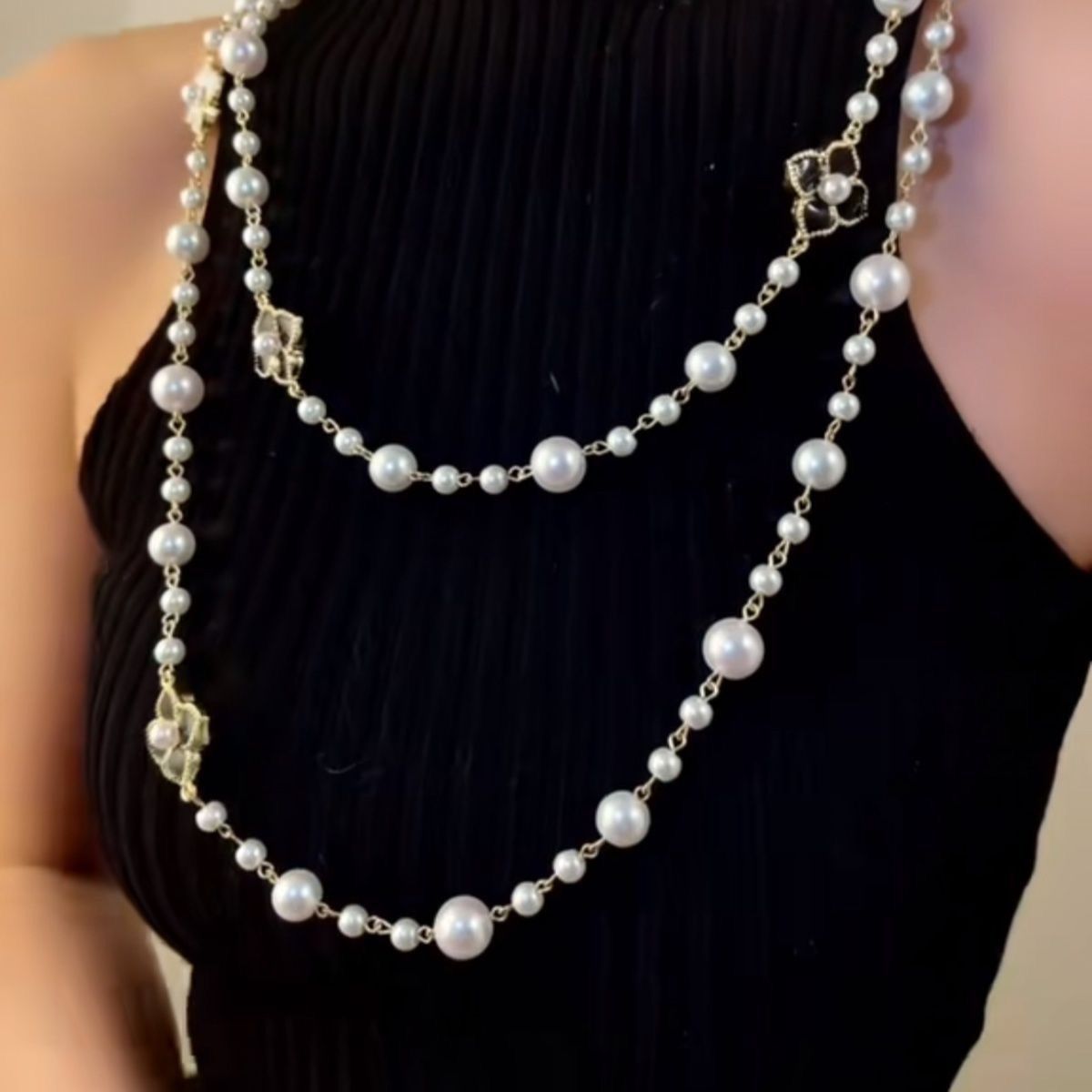 PEACH ACCESSORIES Pearl Necklace with Black & White Flowers in Ivory