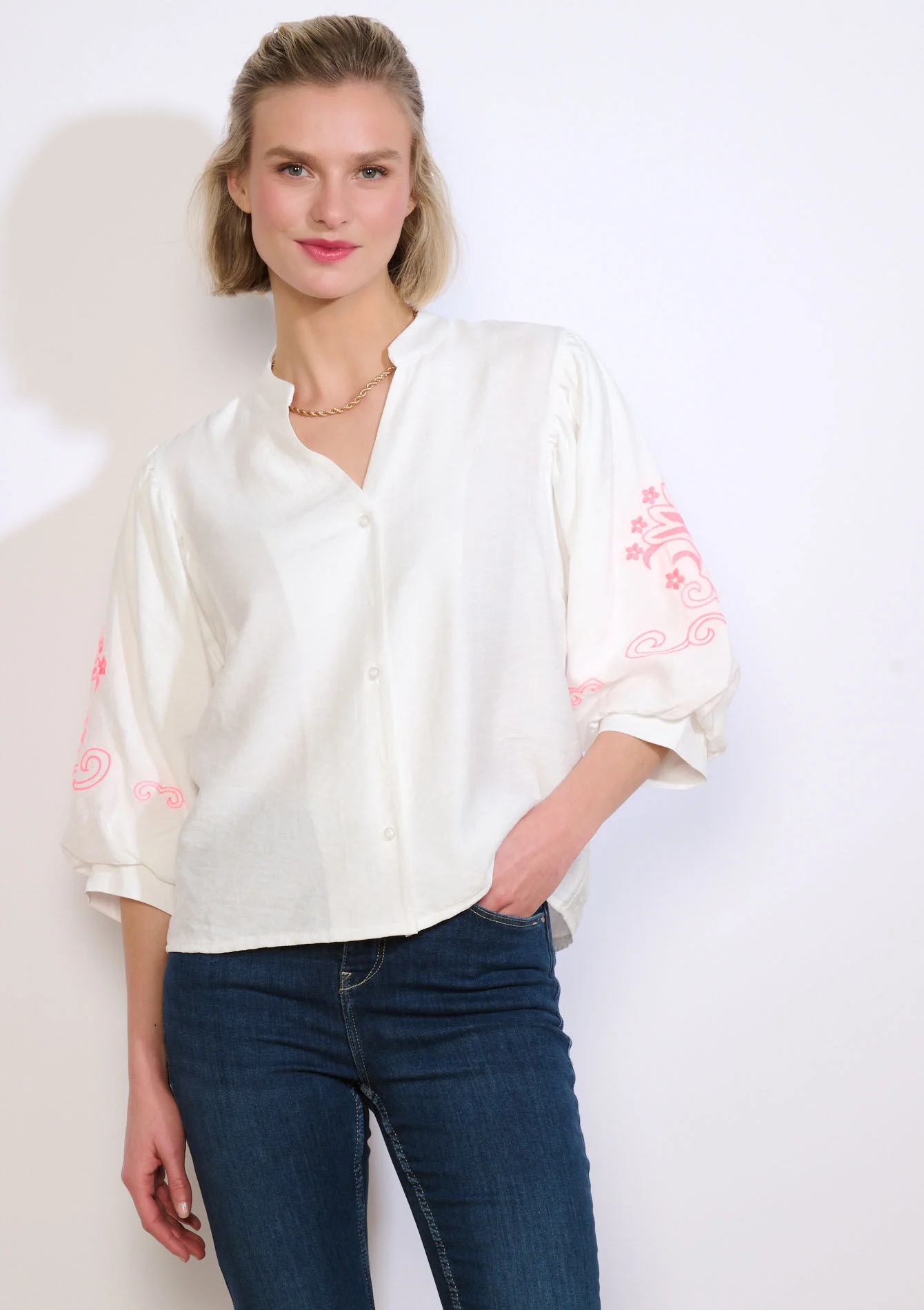 Hemd met geborduurde mouwen