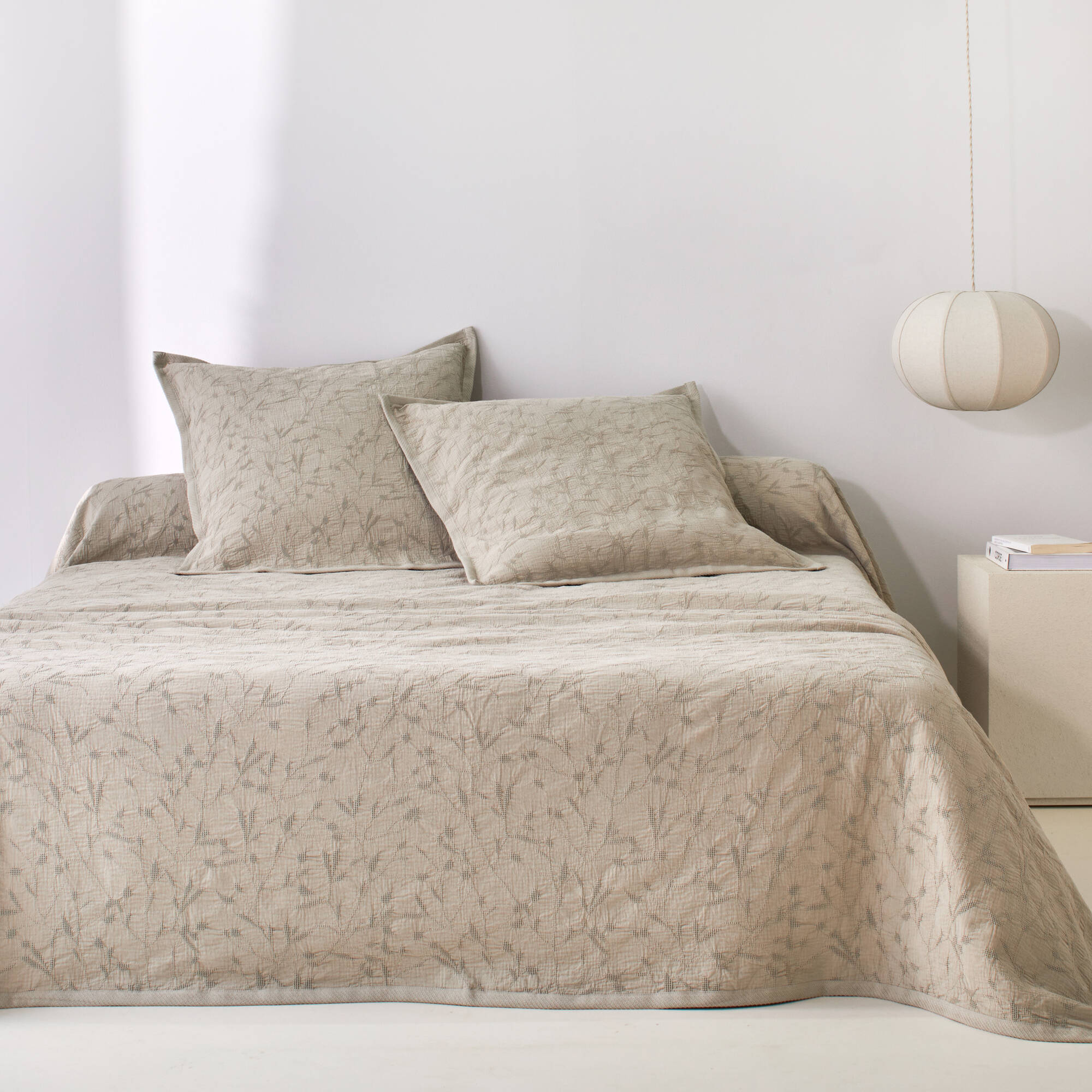 Jeté de lit jacquard gaufré "feuillage"