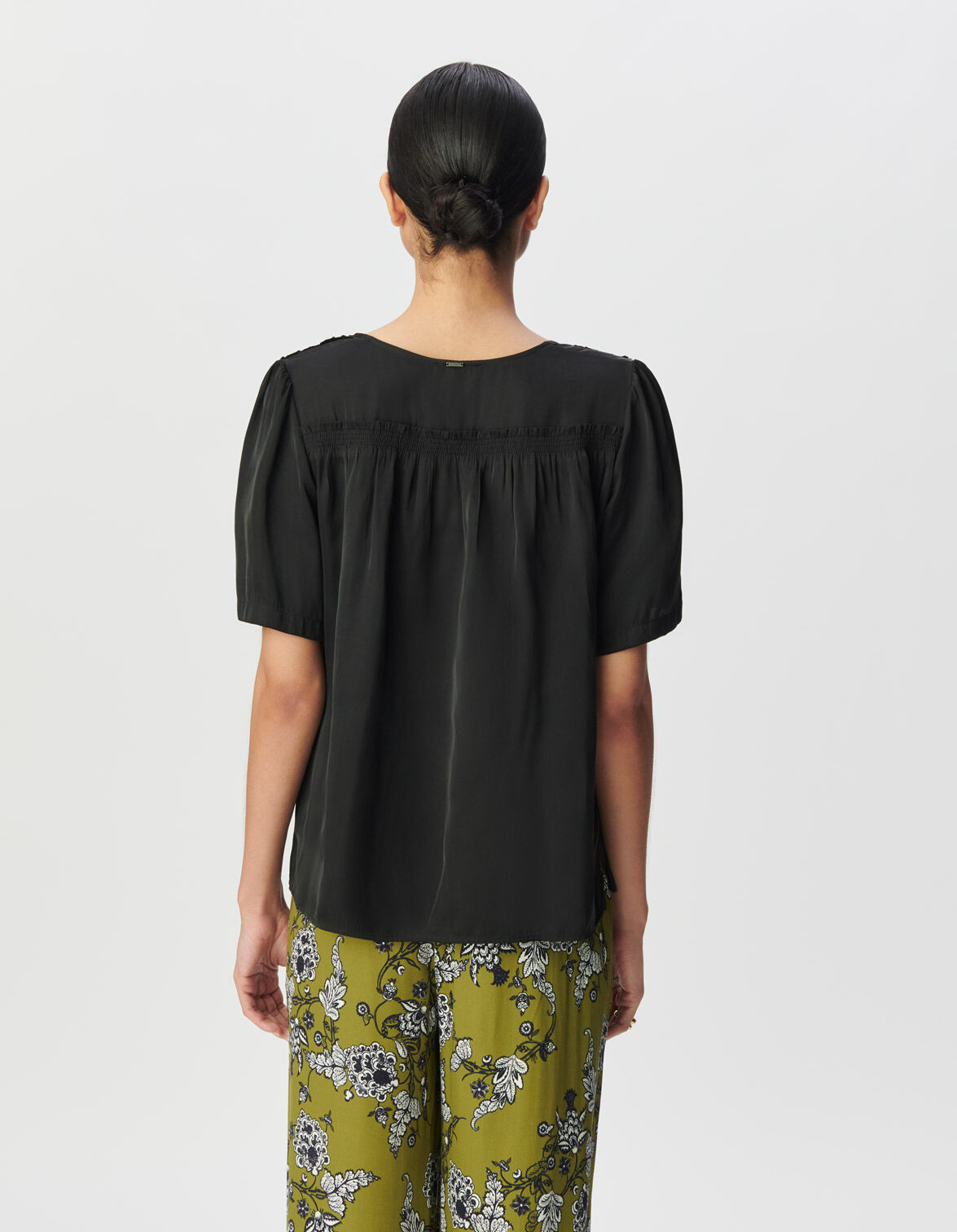 Top manches courtes kaki satiné détails smocks Femme