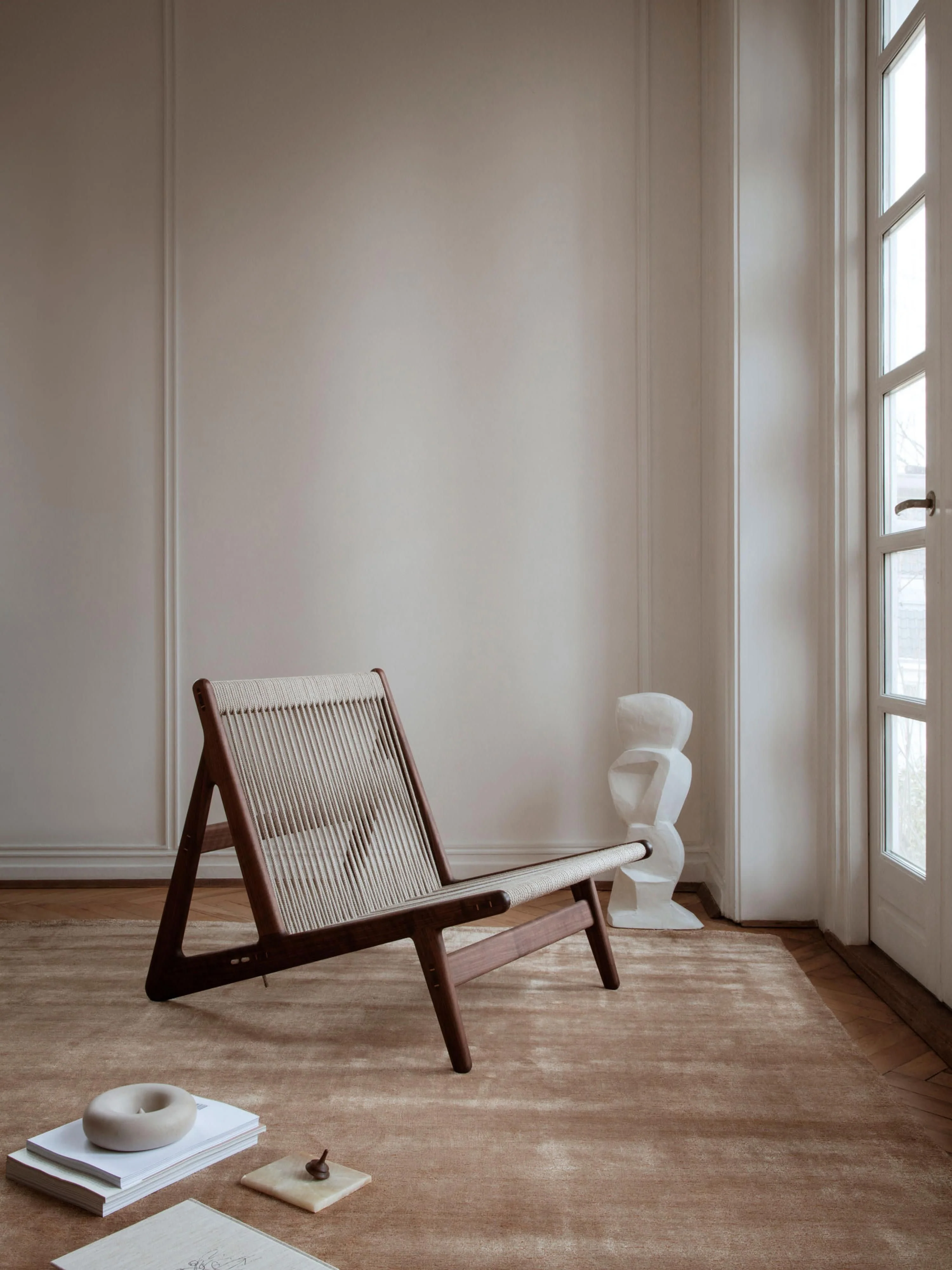 Handgefertigter Loungesessel MR01 Initial aus Walnussholz mit Sitzkissen