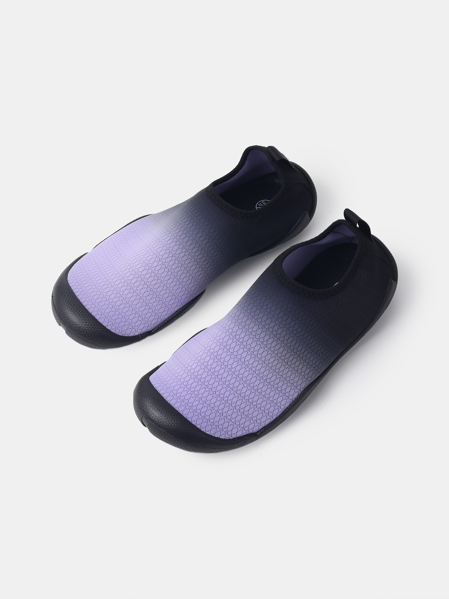 Buty plażowe w gradientowym wzorze