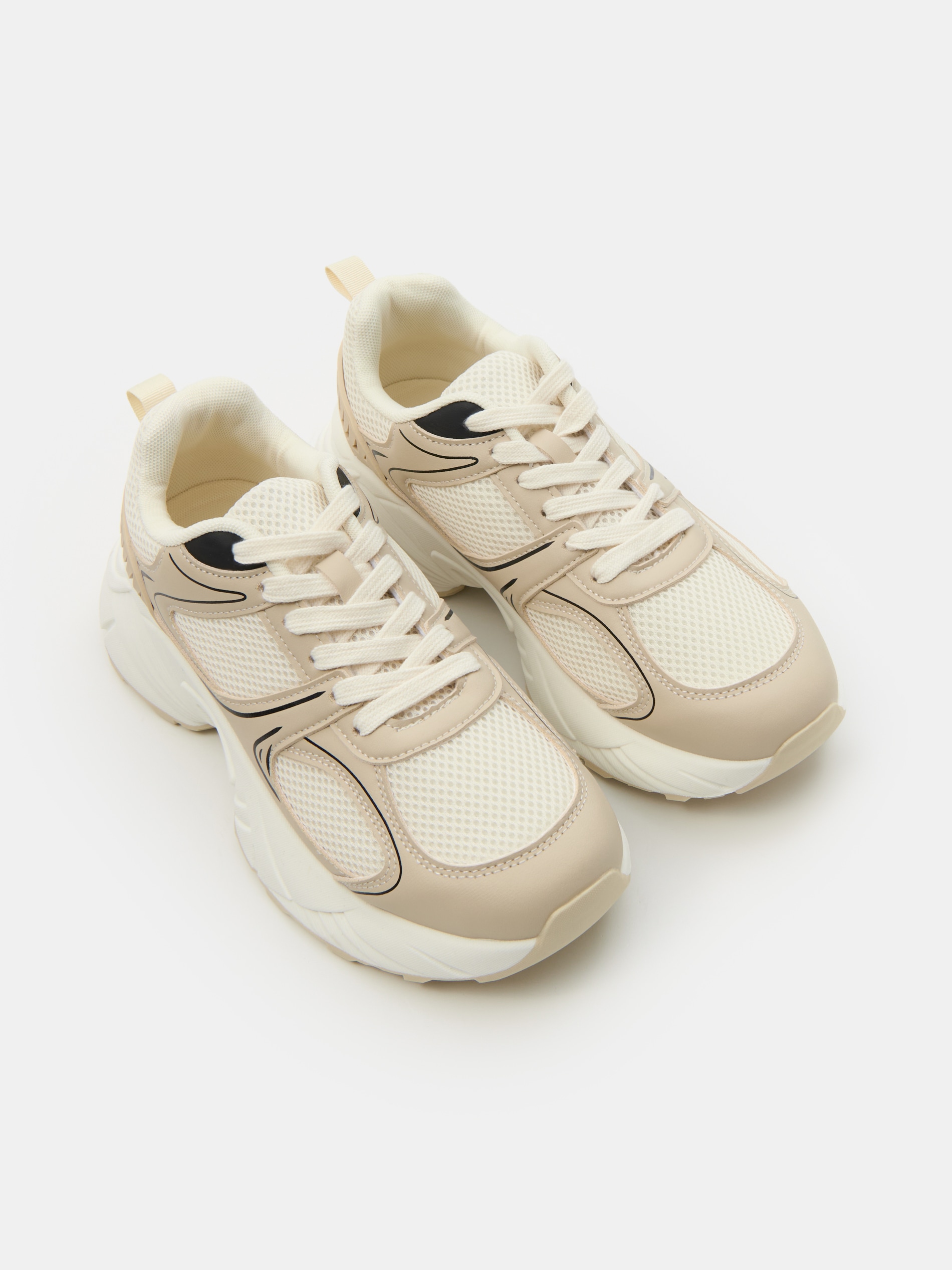Sneakersy z siateczką i grubą podeszwą