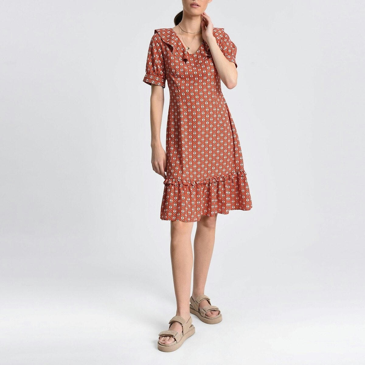 Robe col volanté et dos ouvert avec laçage