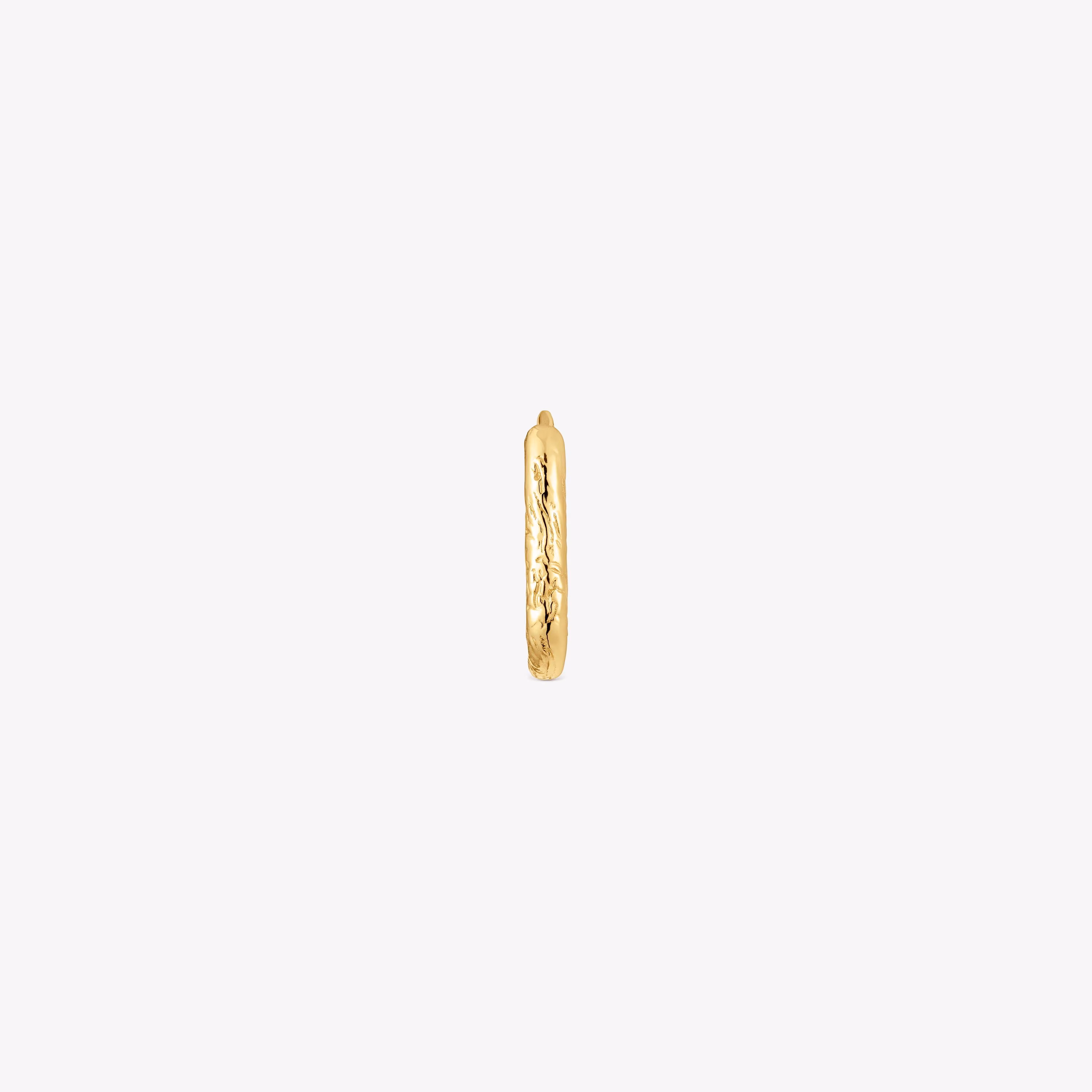 Pendiente aro individual de oro con textura Basics