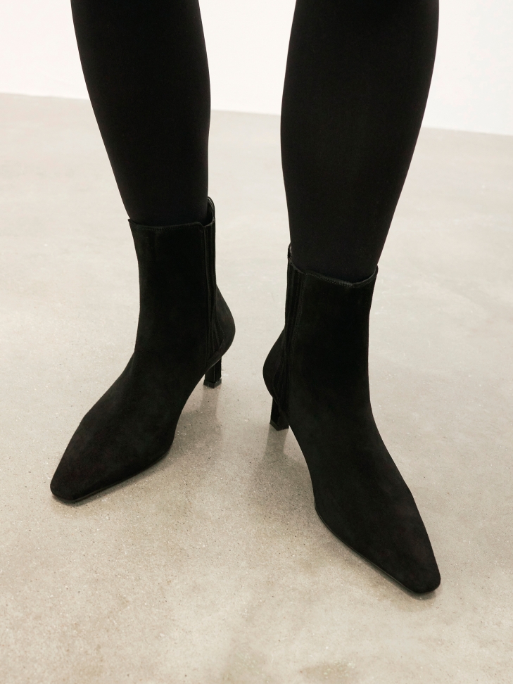 Slip-on low-heeled boots