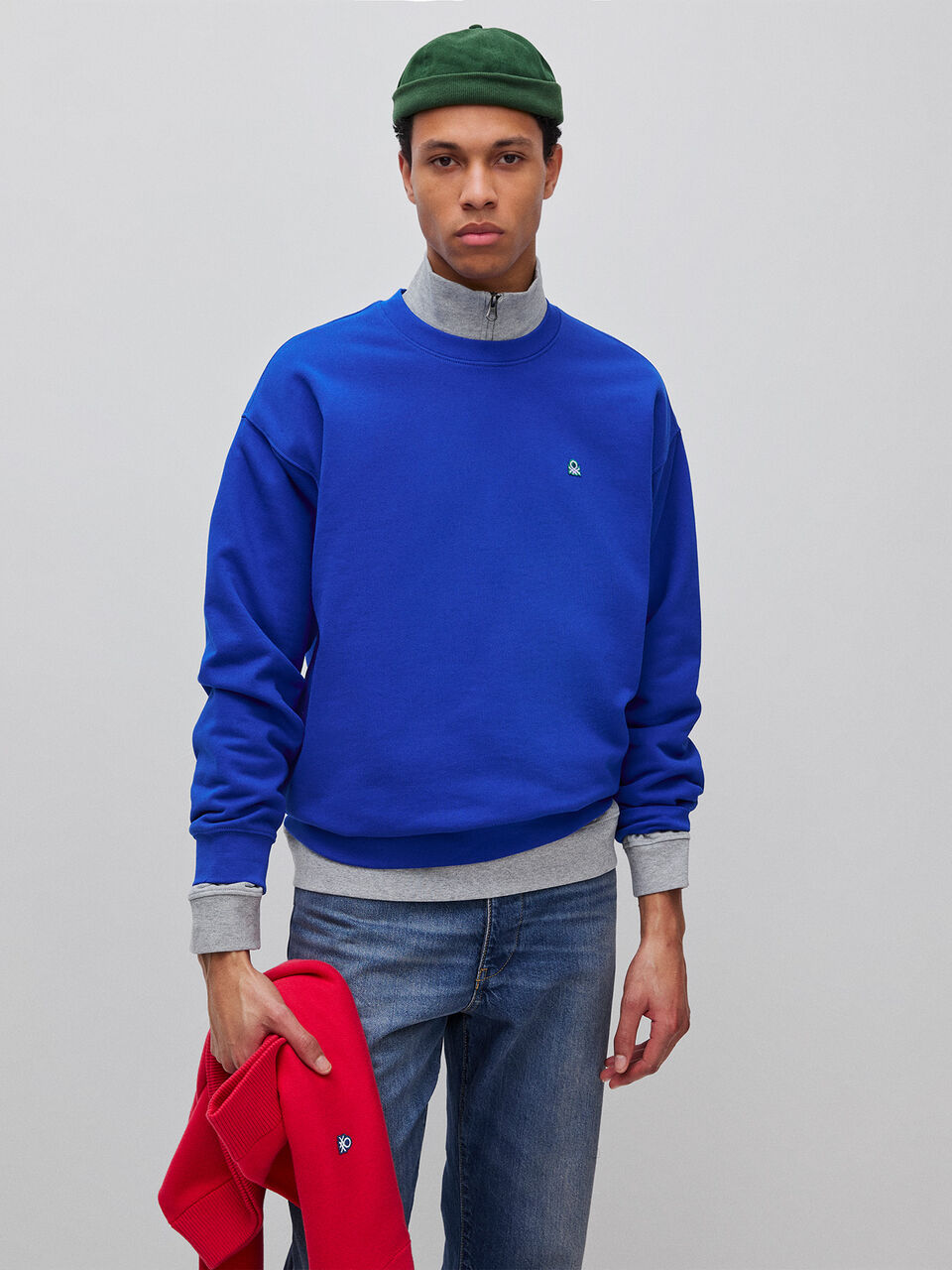 Sweatshirt with logo patch