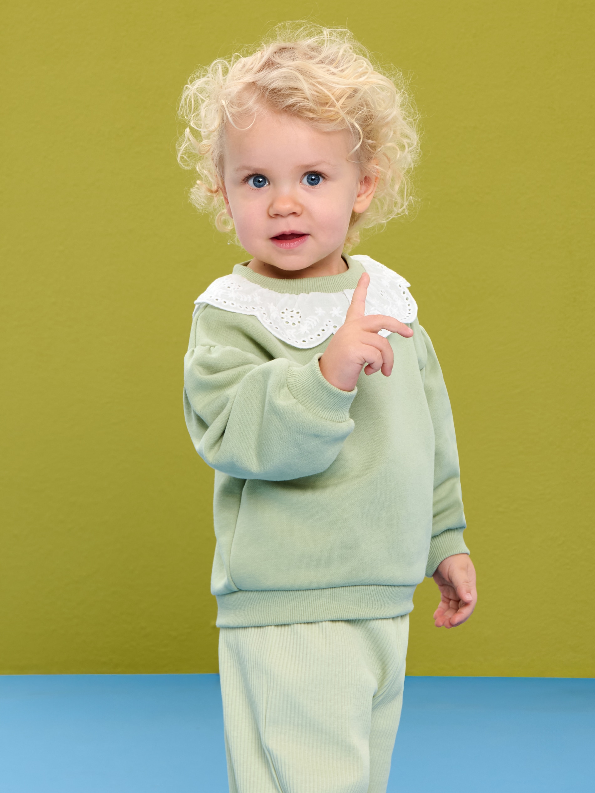 Bluza crewneck z ozdobną koronką