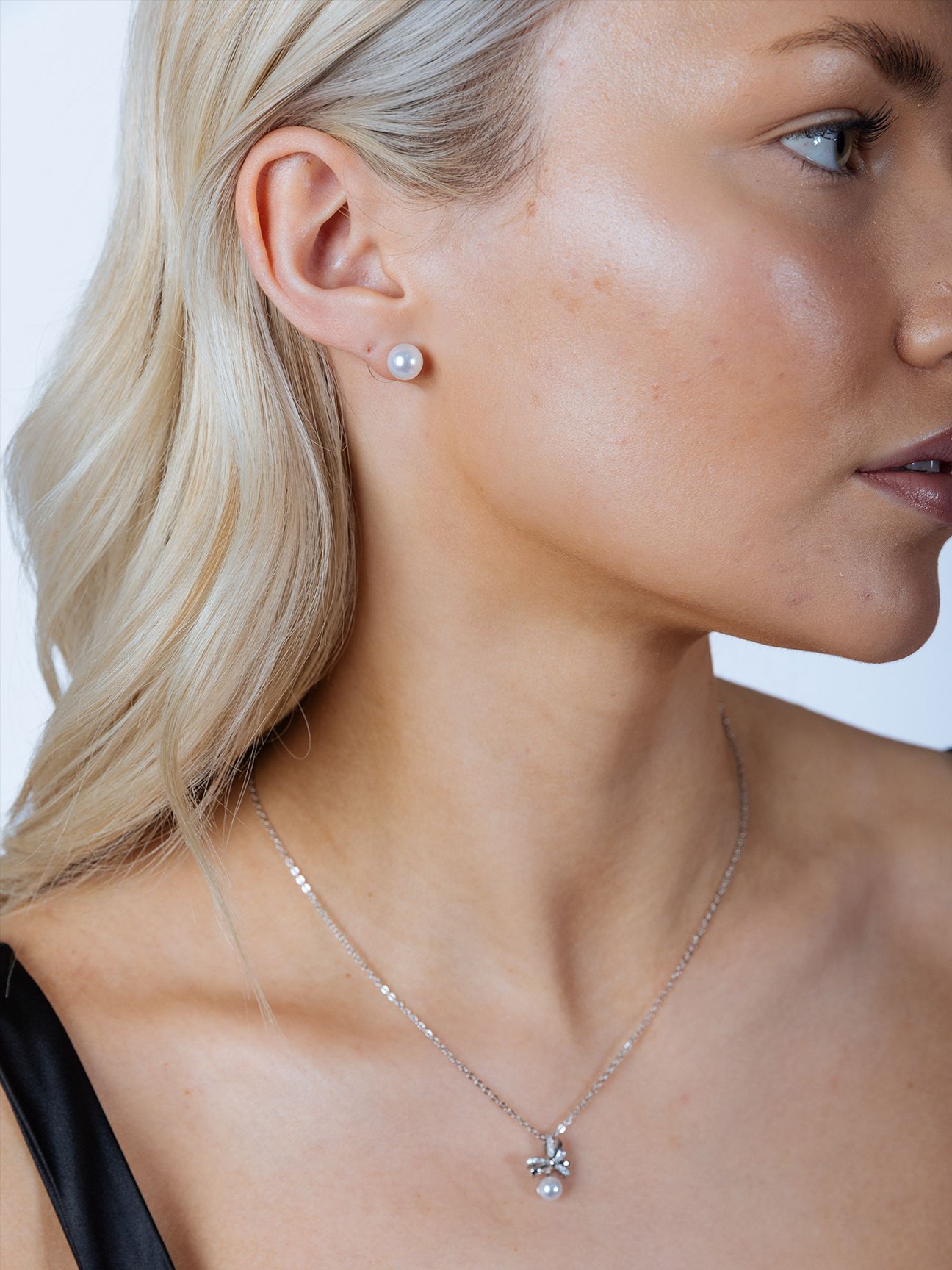 SVNX Dainty Bow Pearl Pendant Necklace - Gift Boxed