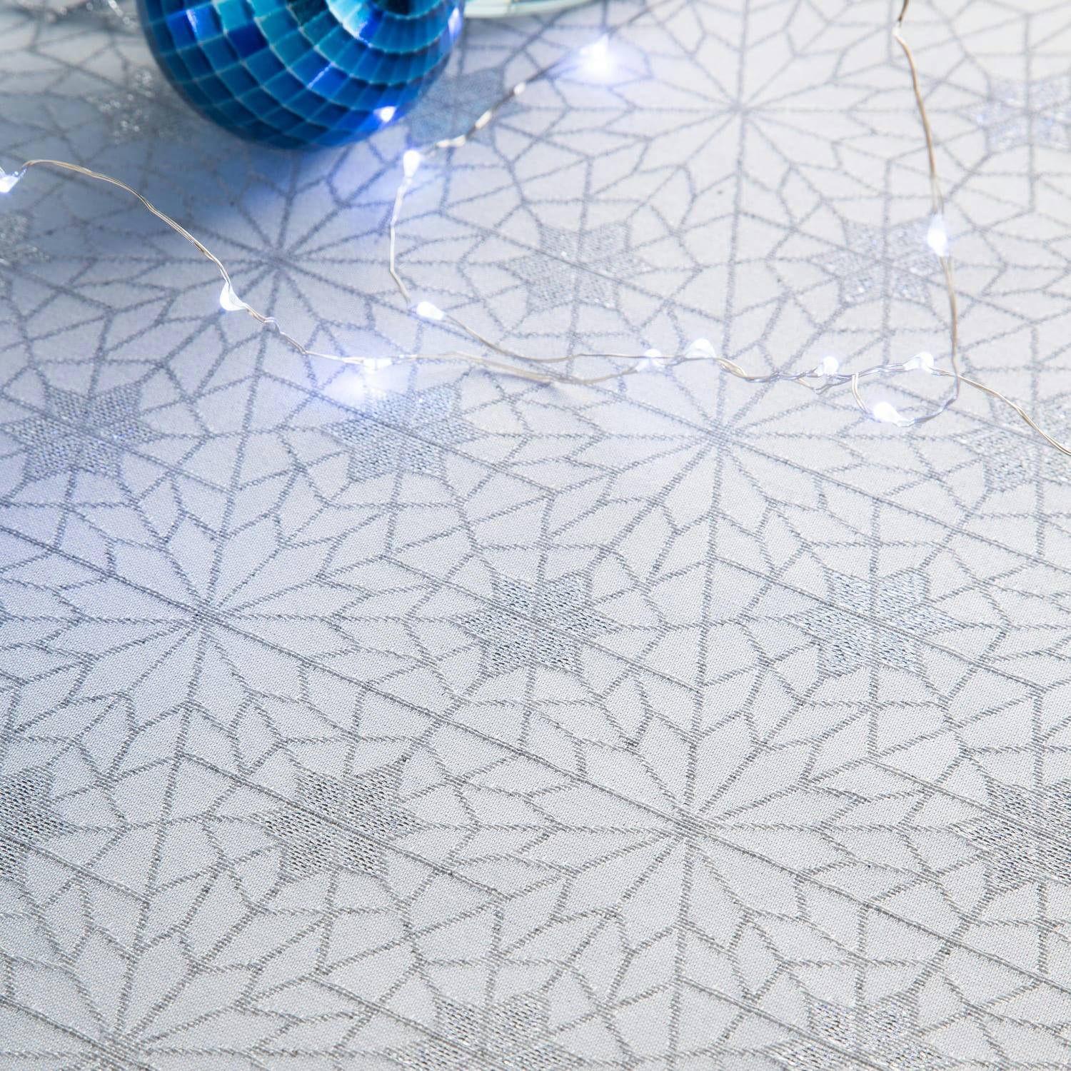 FUGAZ PLATA - Nappe tissée jacquard argent avec traitement anti-taches 150x150 cm