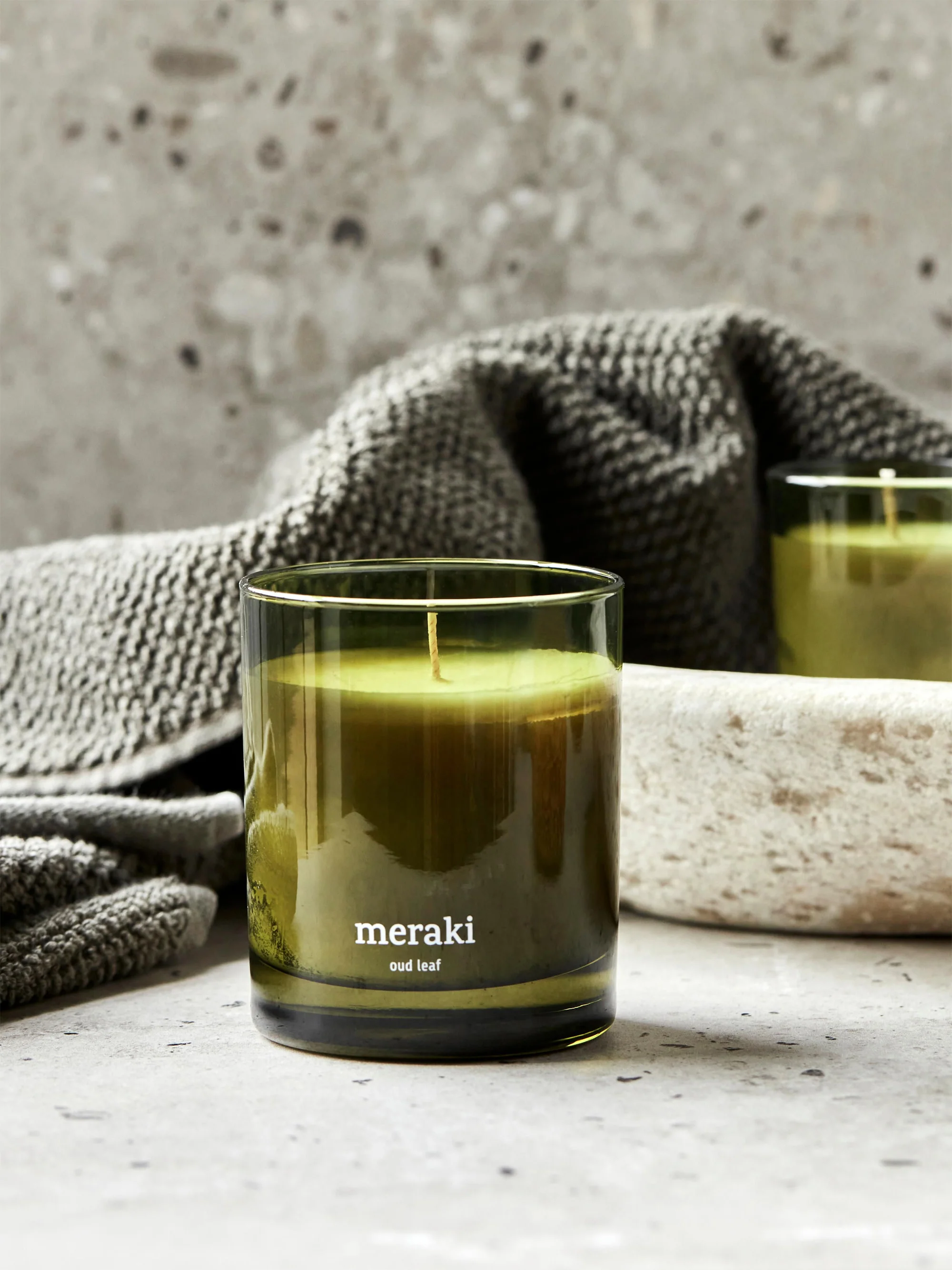 Duftkerze Oud Leaf (Rose, Zedernholz, Jasmin, Iris & Maiglöckchen)