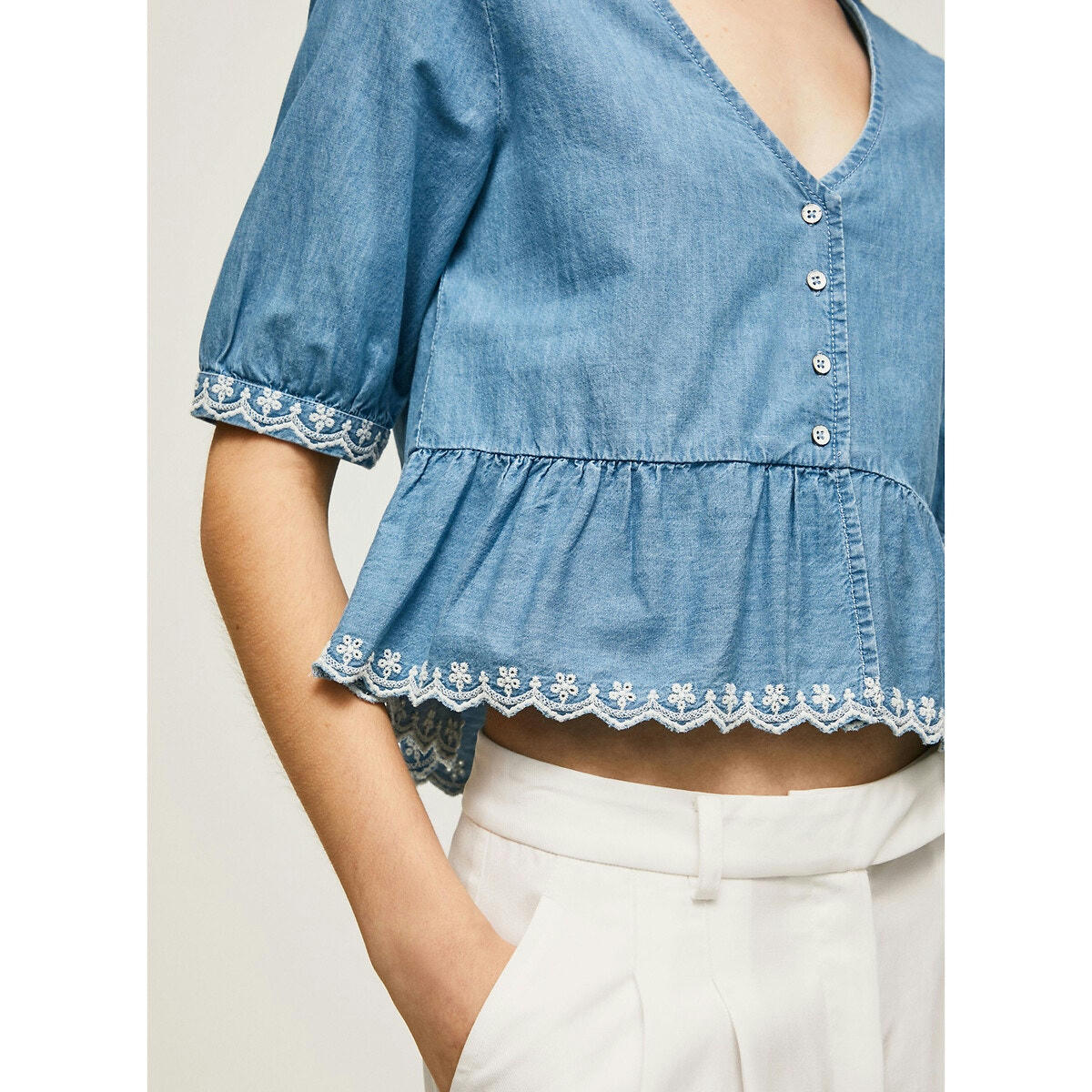 Blouse à basque, encolure v