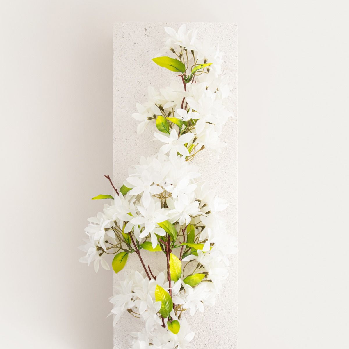Gałązka sztuczna MINDRA białe kwiaty 100 cm