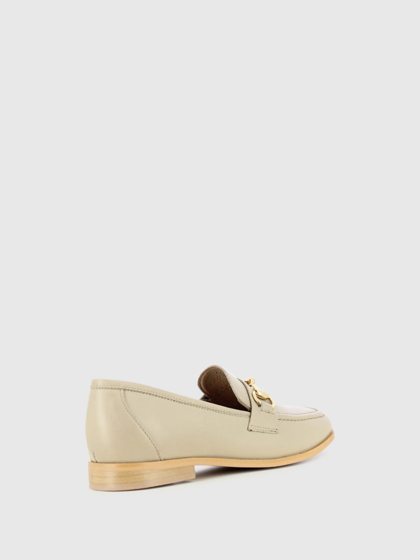 Loafers com Apliques Metálicos em Taupe