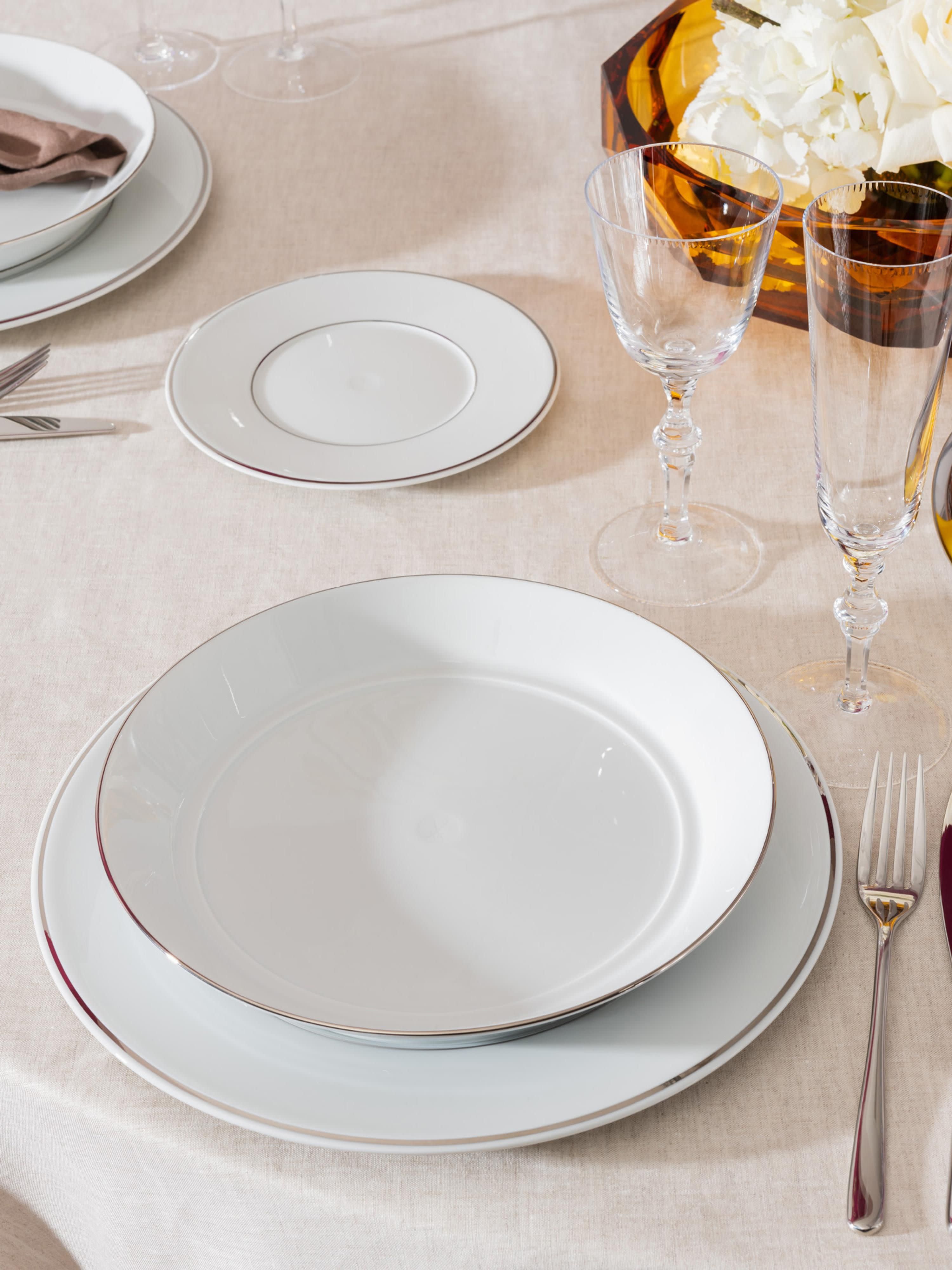 Handgemachte Porzellan-Frühstücksteller Vitruv mit Platinrand, 2er-Set
