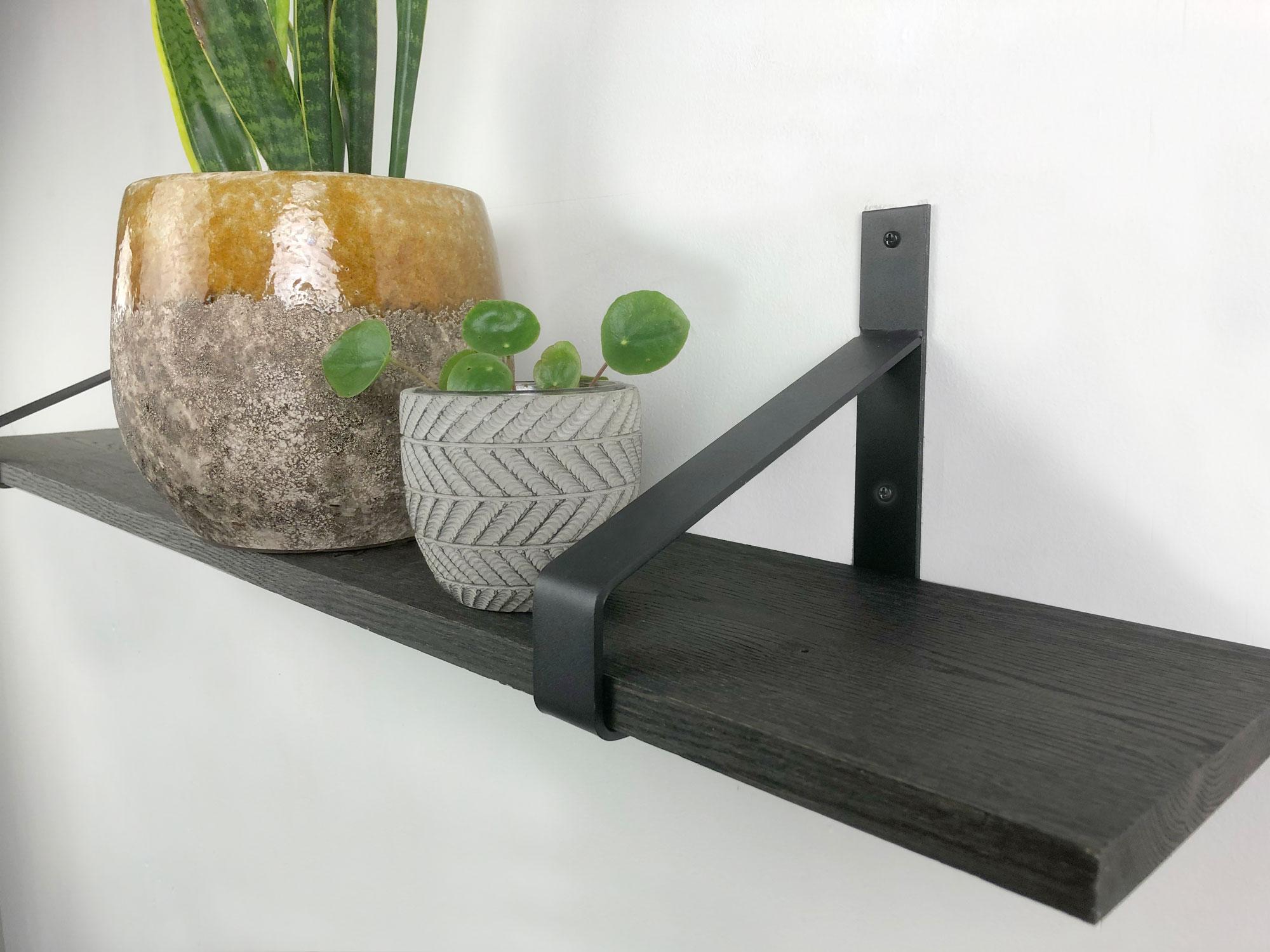 Woodbrothers 18mm wandplank recht zwart 150cm in 20cm diepe dragers