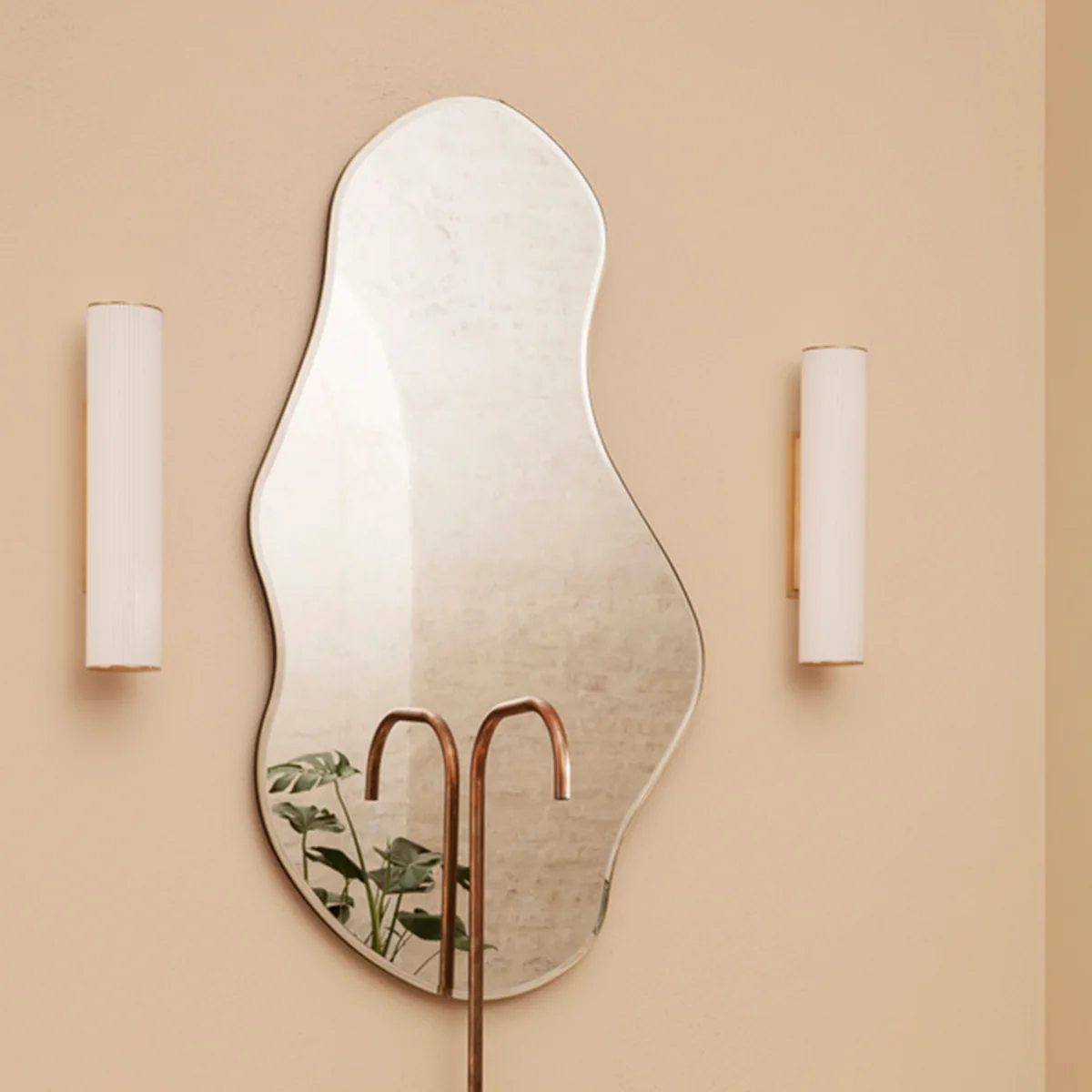 Ferm Living - Vuelta LED Wandleuchte, H 40 cm, weiß / Messing