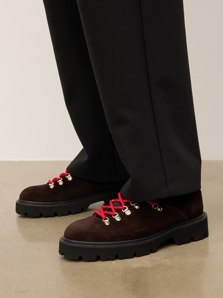 Men's boots with contrast lacing and solid sole