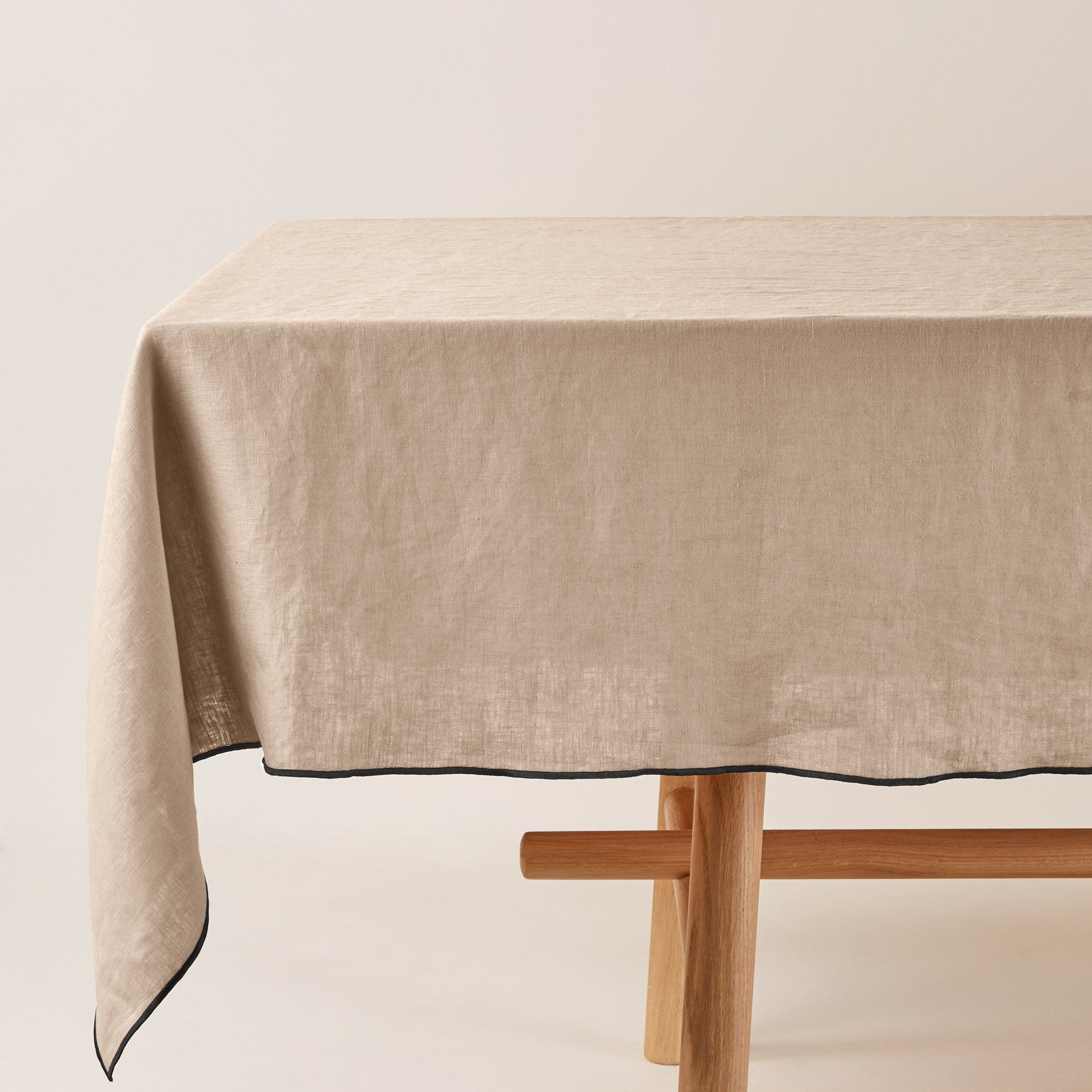 Madura Vierkant tafelkleed Carlina zandhommel en zwarte hommel 170x170 cm