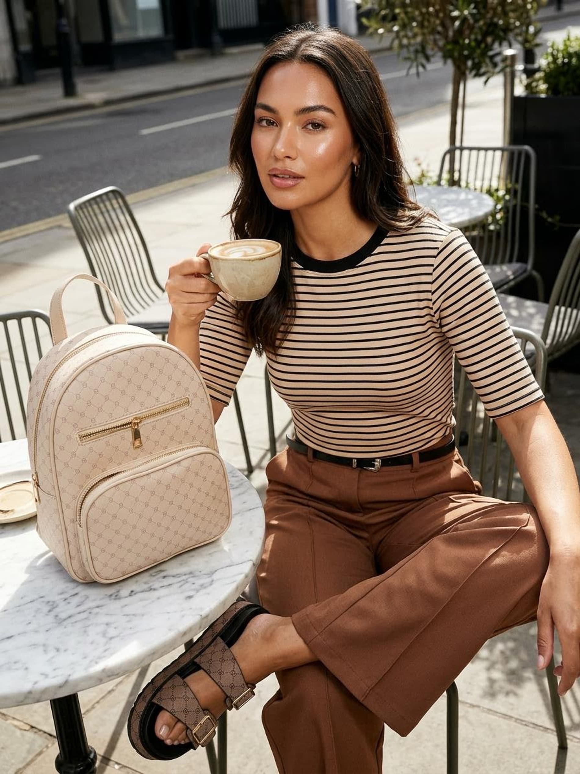 Eleganckie spodnie wide leg z paskiem