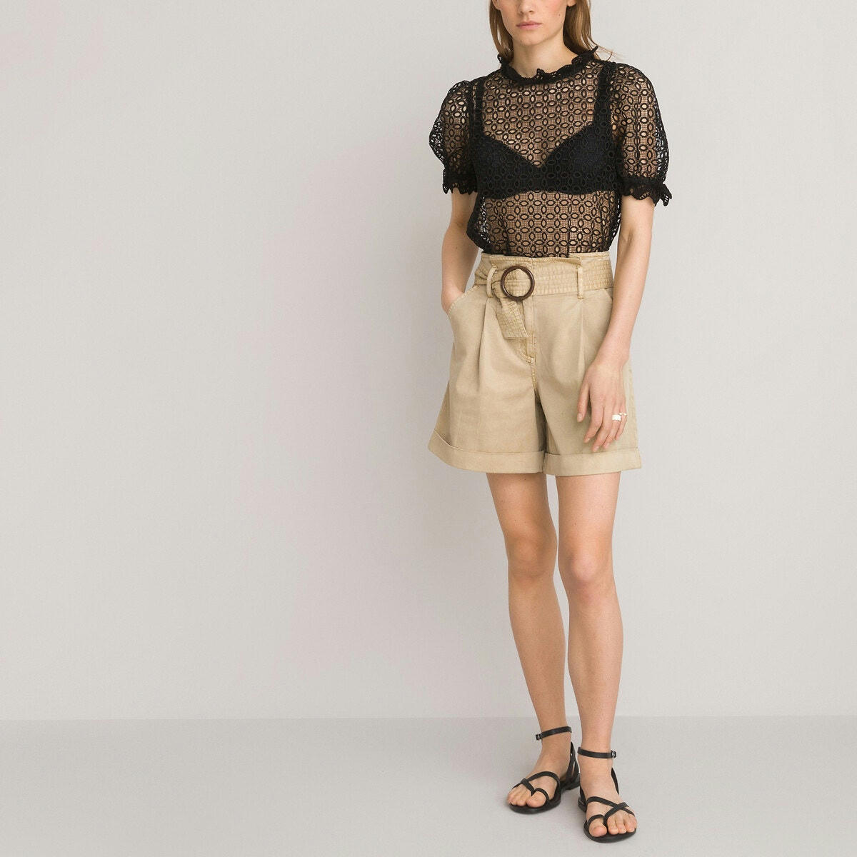 Blouse col montant, manches courtes en guipure