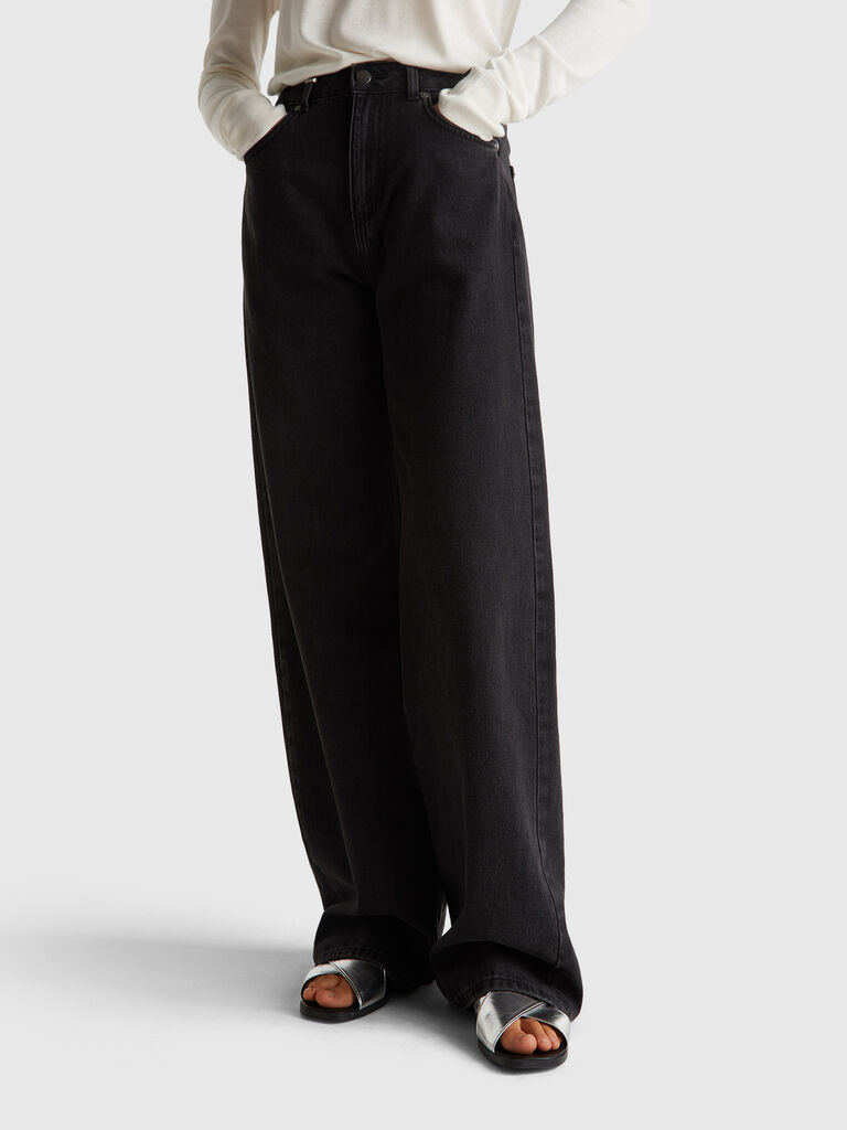 Wide-fit jeans