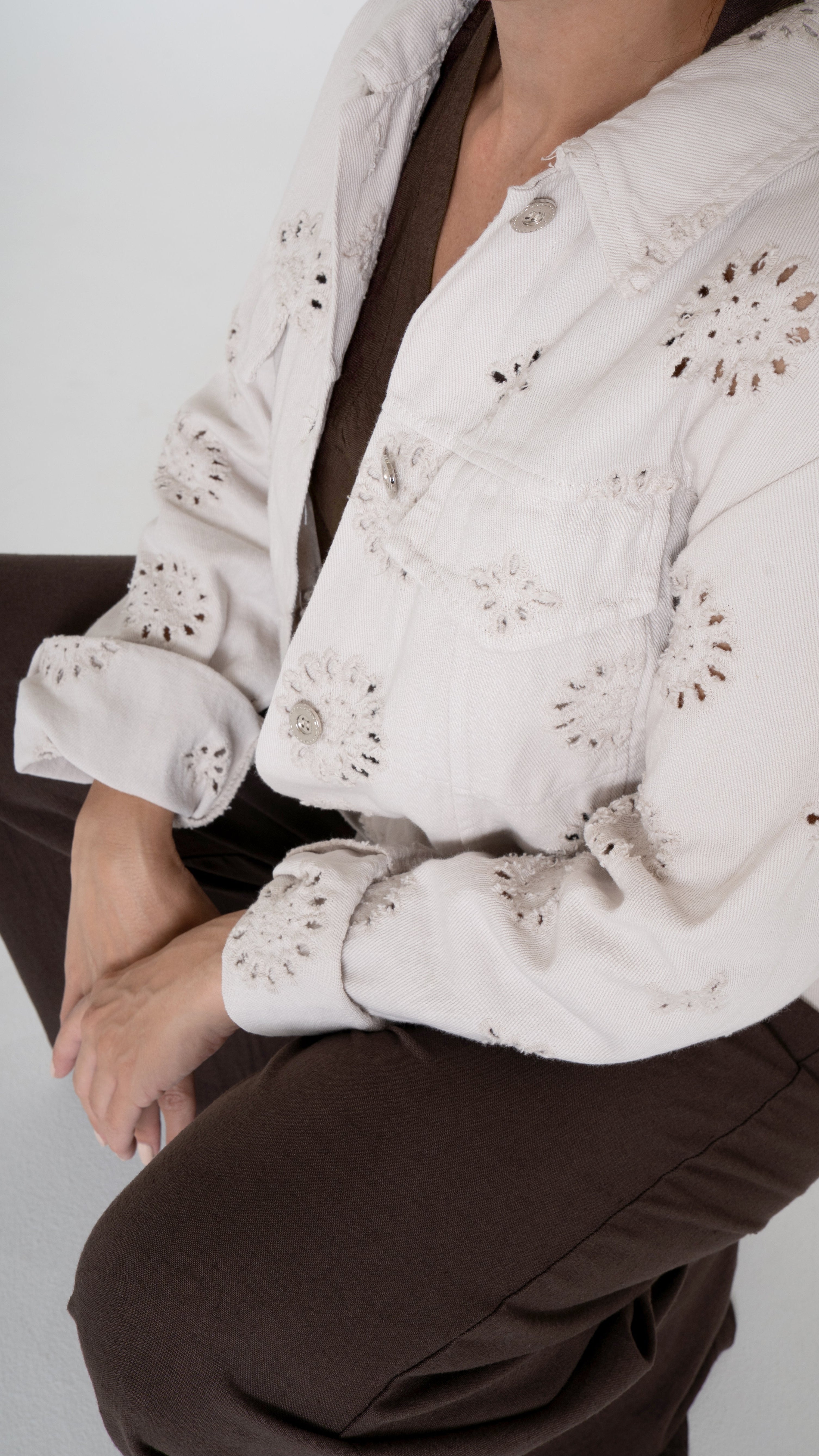 COLORED DENIM JACKE MIT LOCHSTICKEREI