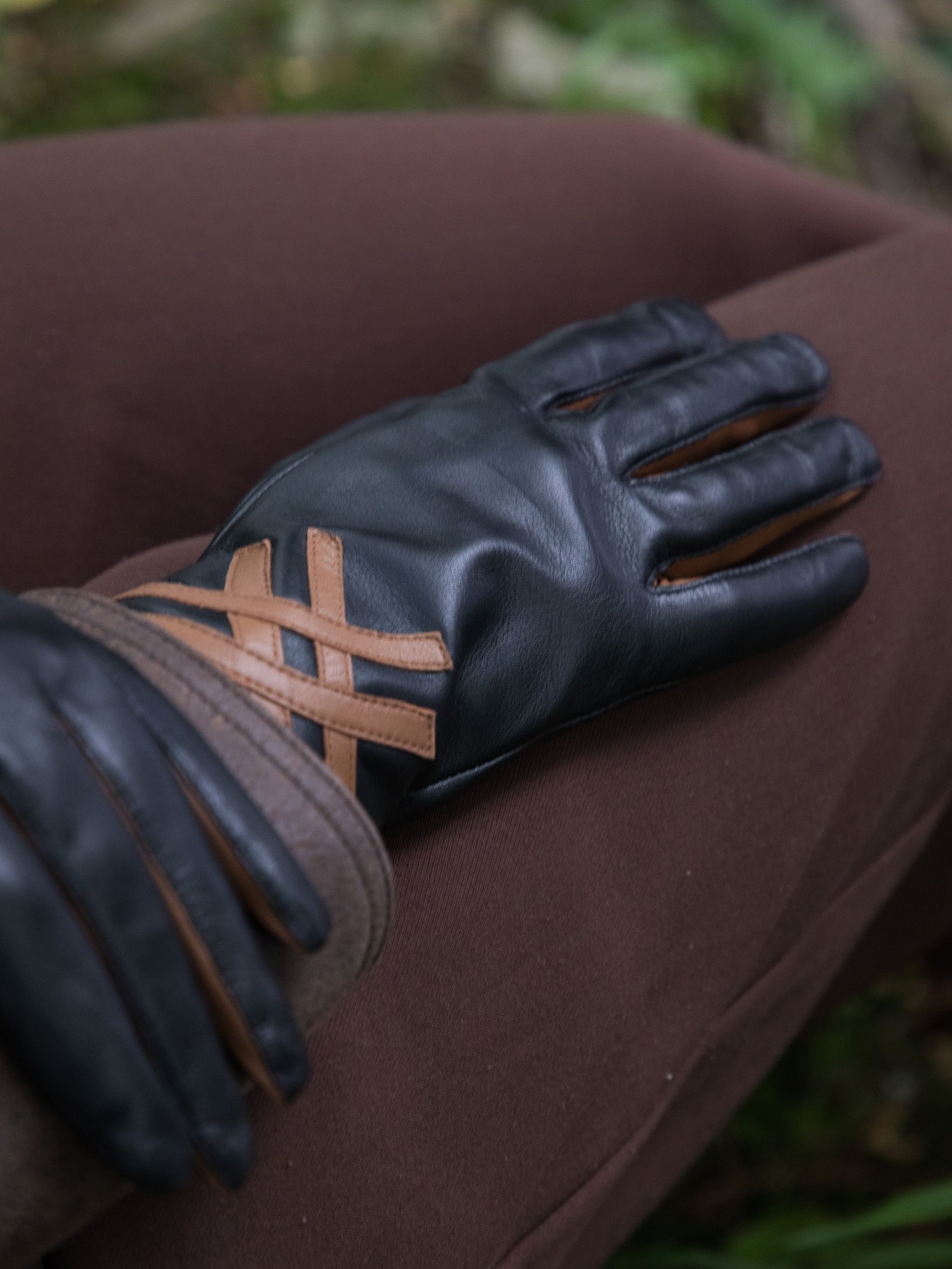 Lakeland Leather Devoke' Contrasting Leather Gloves