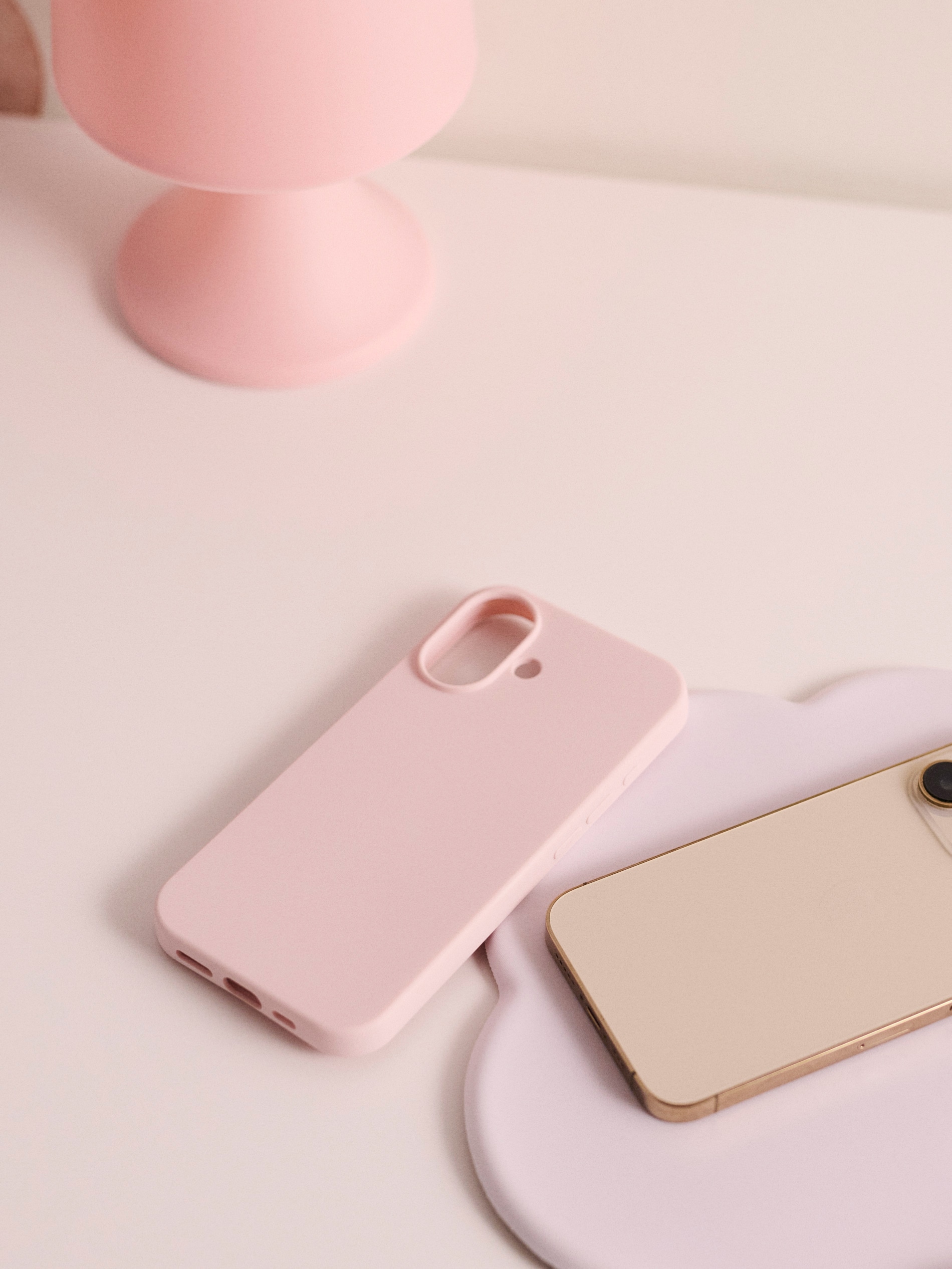 Matowe etui na iPhone 16