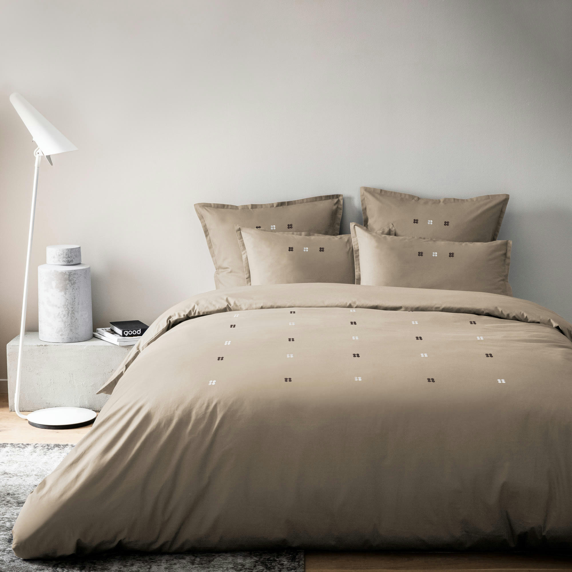 DRAGÉES DÉLICES - Parure de lit brodée en percale de coton BIO Taupe 260x240+2x65x65cm