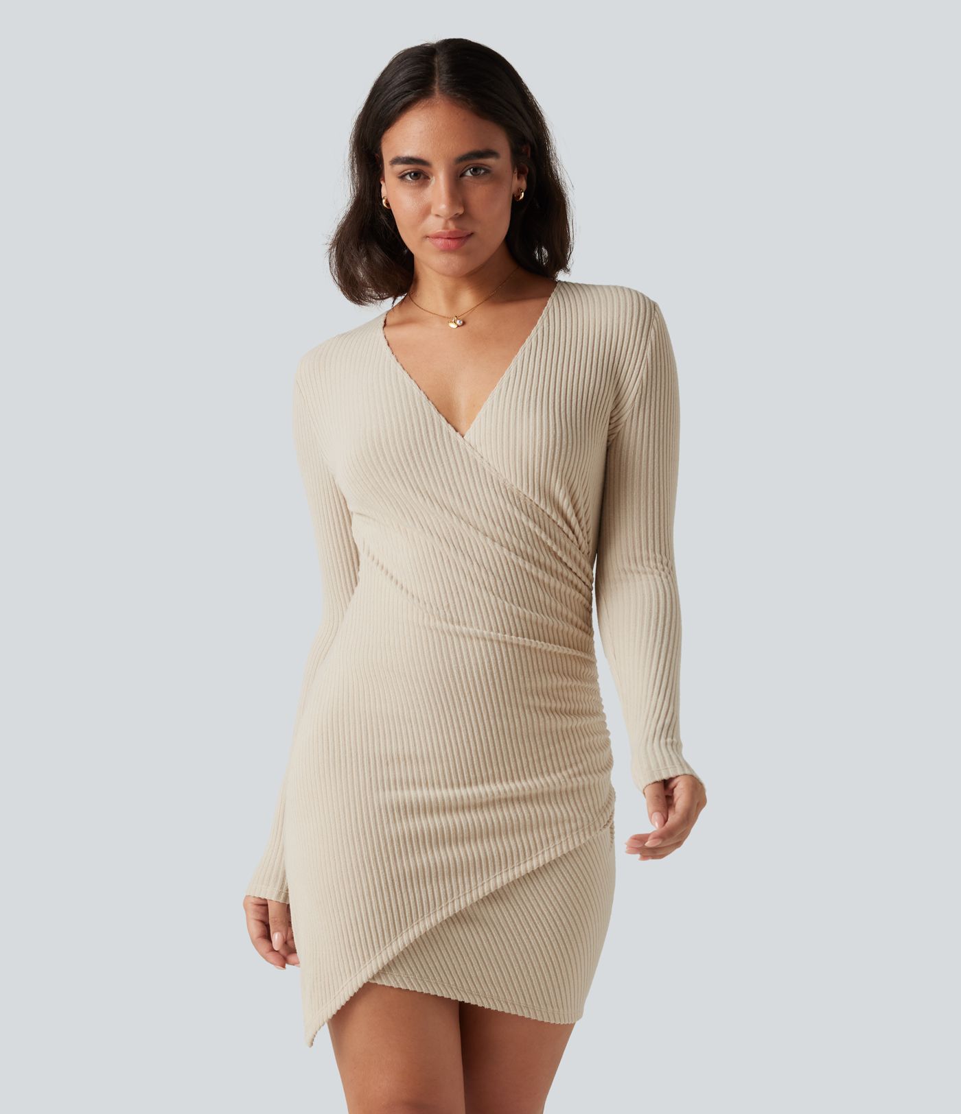 Robe mini moulante en maille côtelée à col V profond, manches longues et fronces